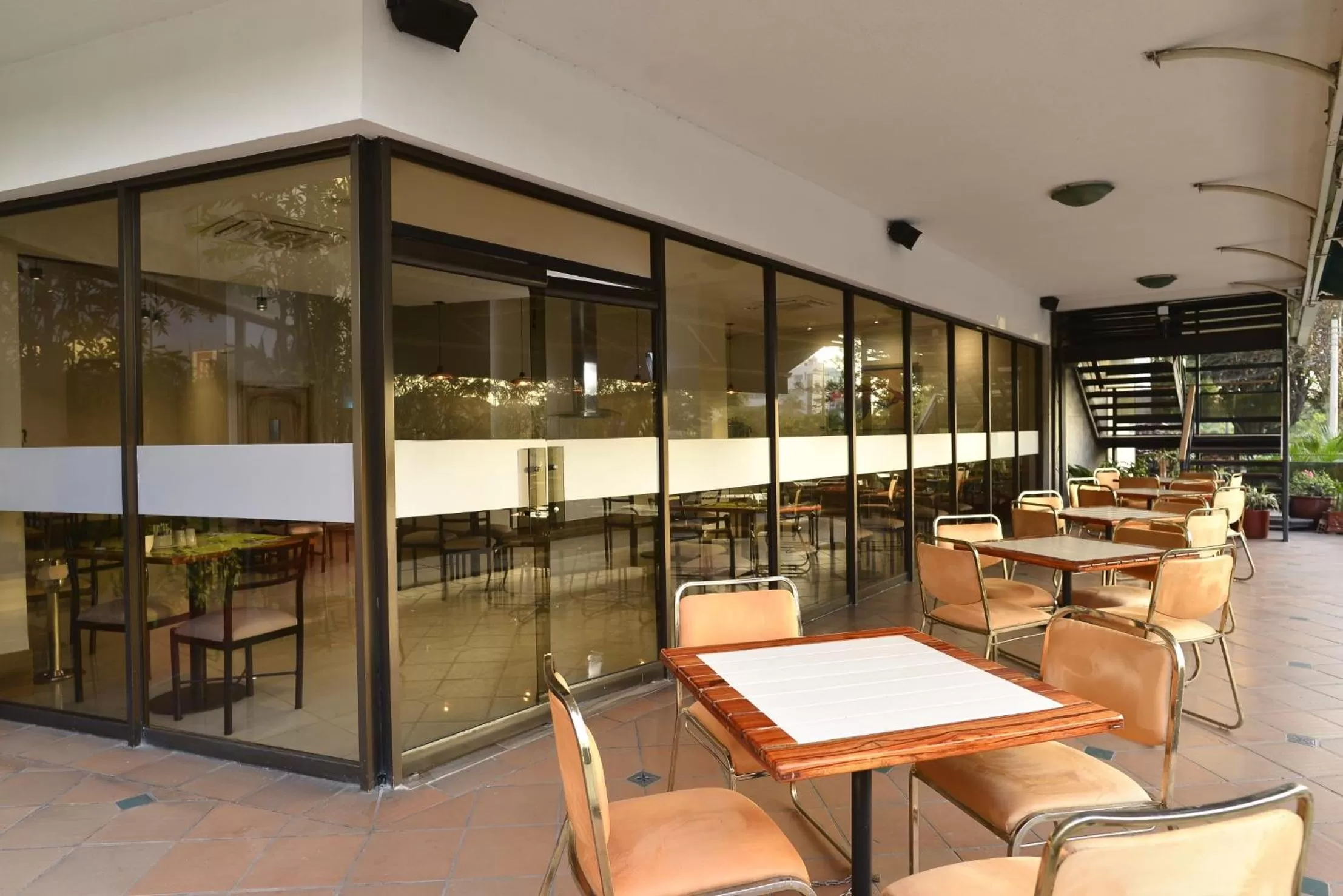 Restaurant/places to eat in Torre de Cali Plaza Hotel