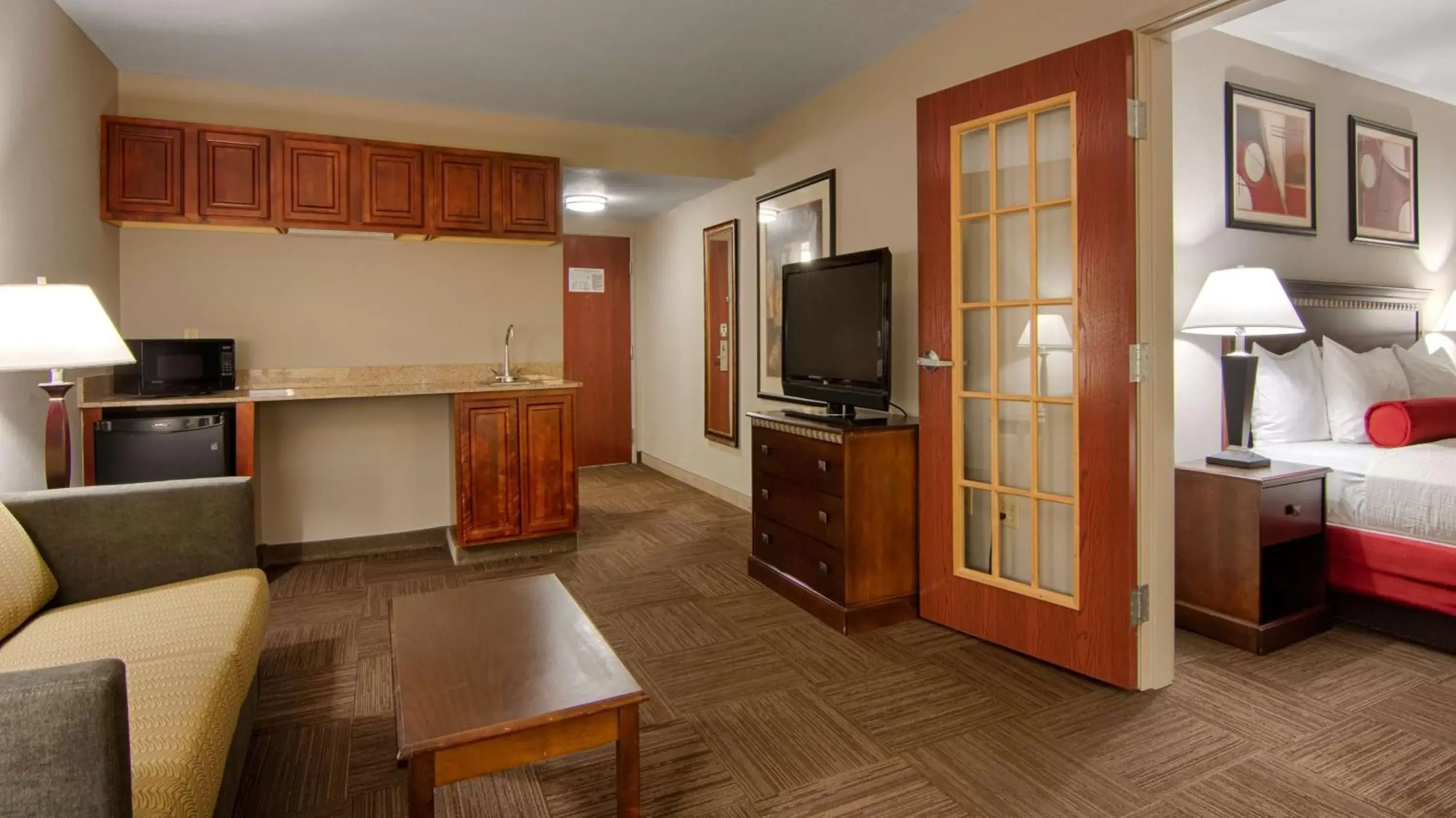 Photo of the whole room, Kitchen/Kitchenette in Best Western Auburndale Inn & Suites
