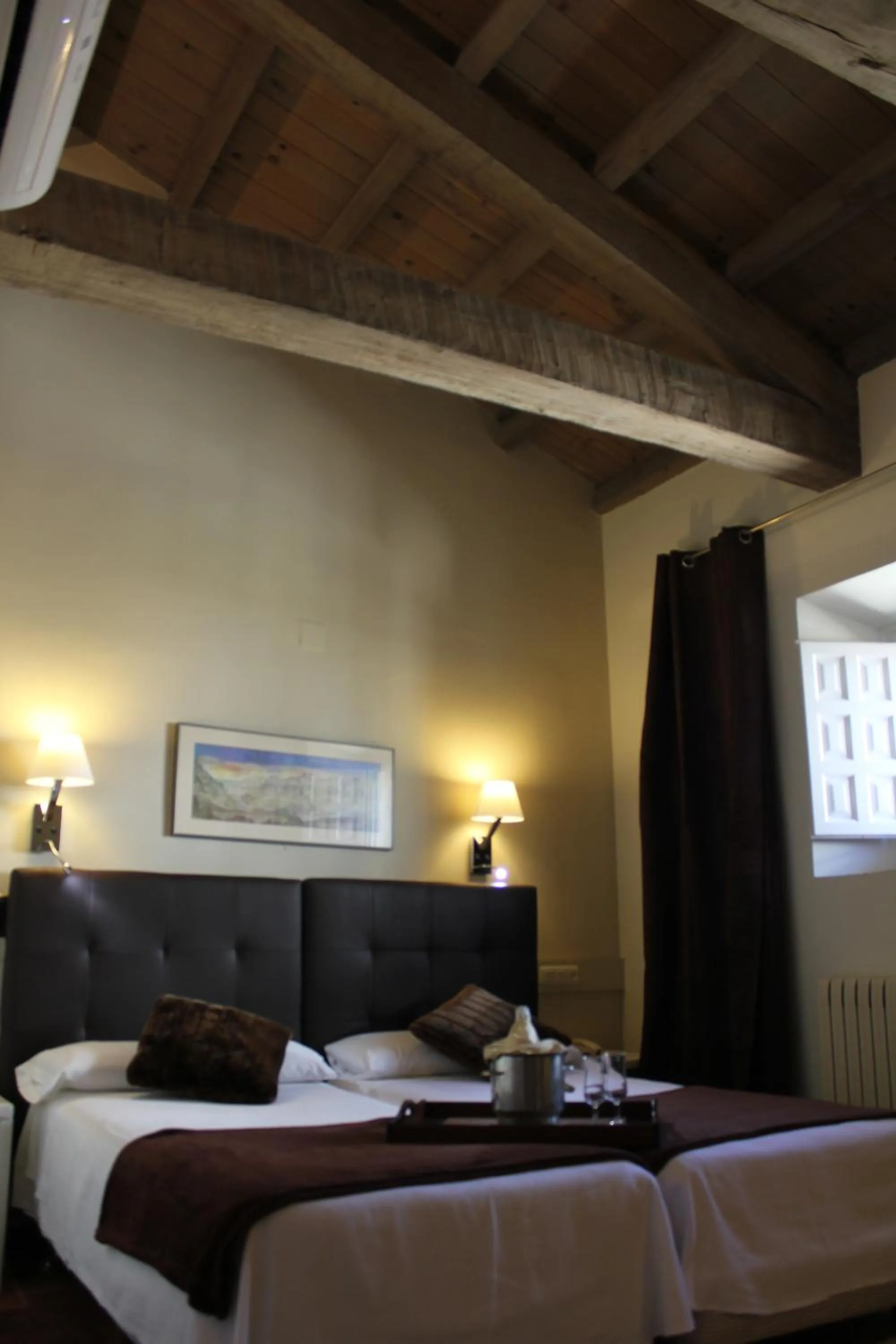 Bed in Hotel Leonor de Aquitania