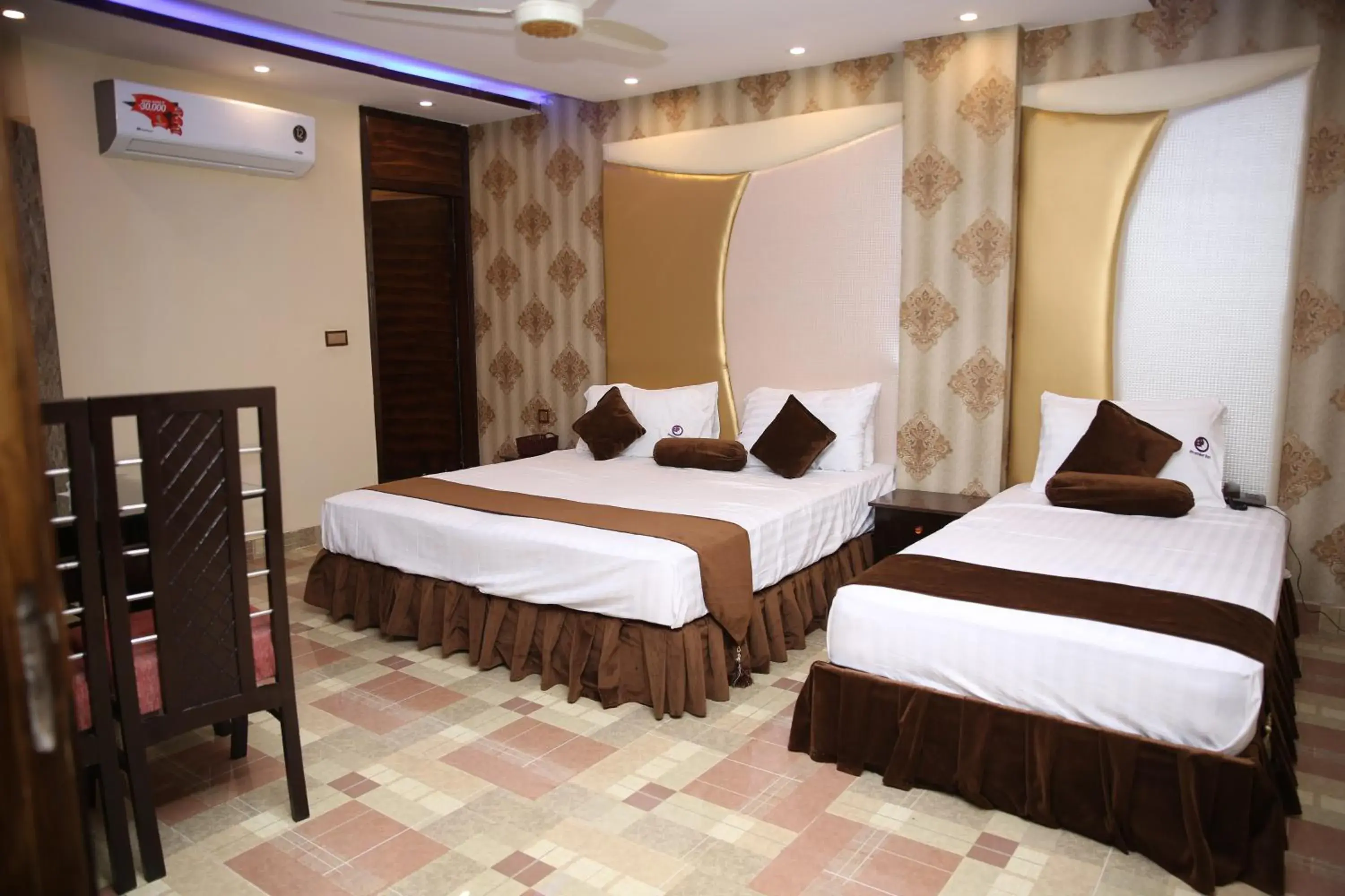 Photo of the whole room, Bed in Hotel Premier Inn Gulberg