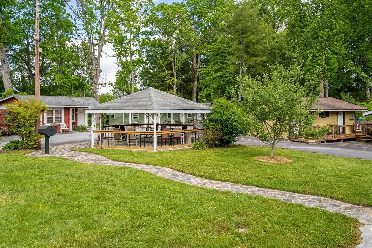 Property building, Garden in CedarWood Inn