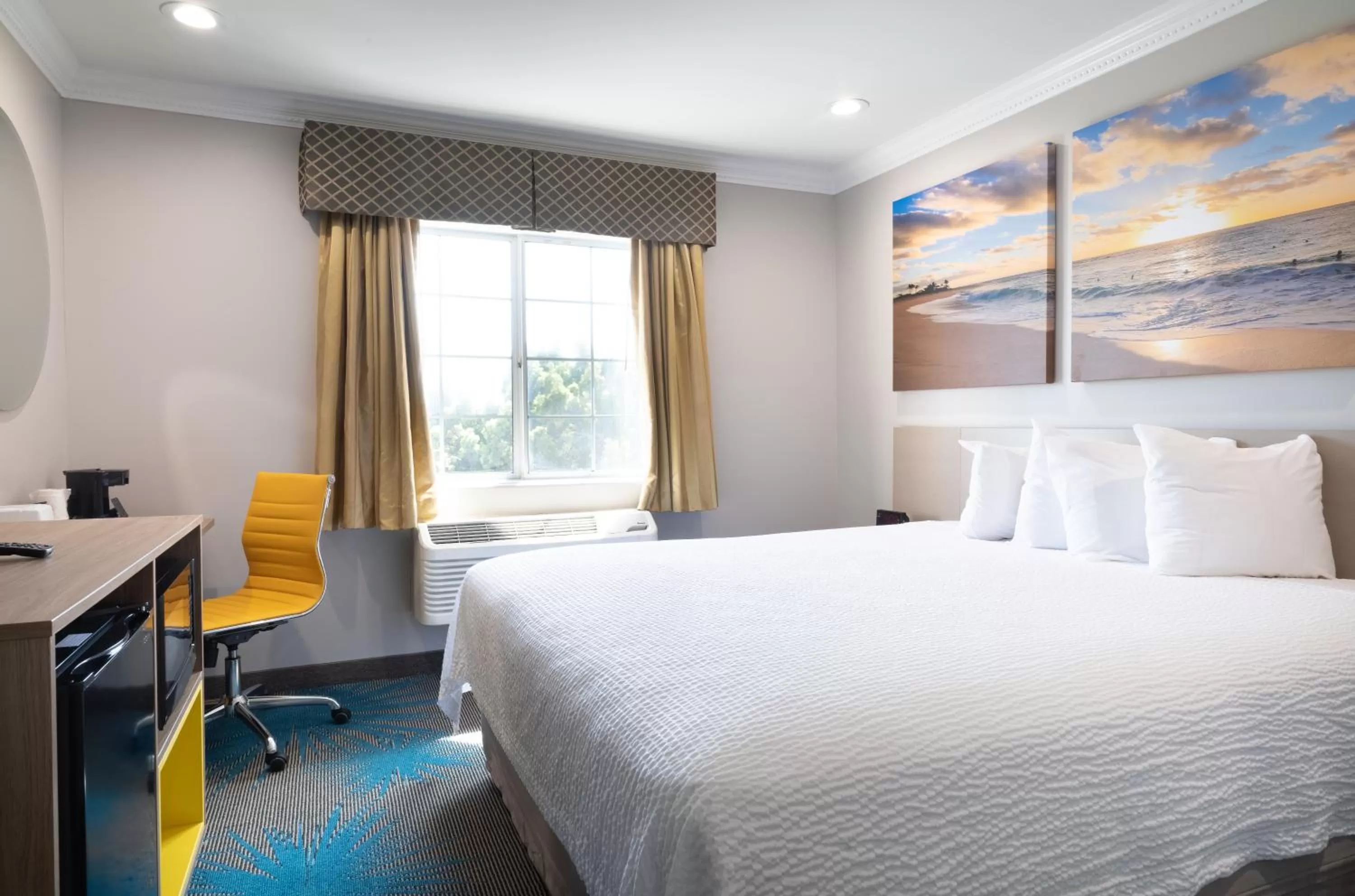 Photo of the whole room, Bed in Days Inn by Wyndham Santa Monica