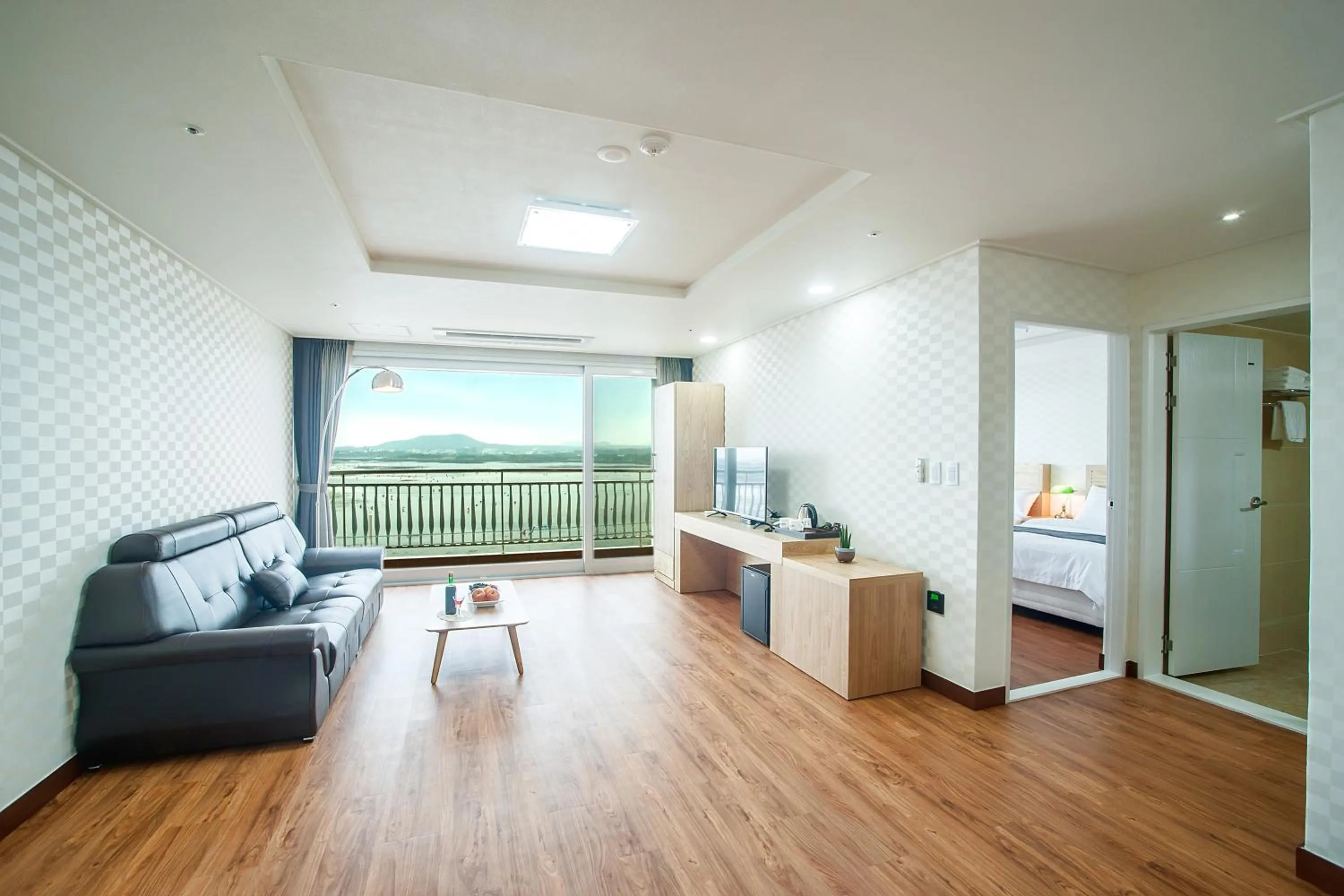 Shower, Bed in Breeze Bay Hotel