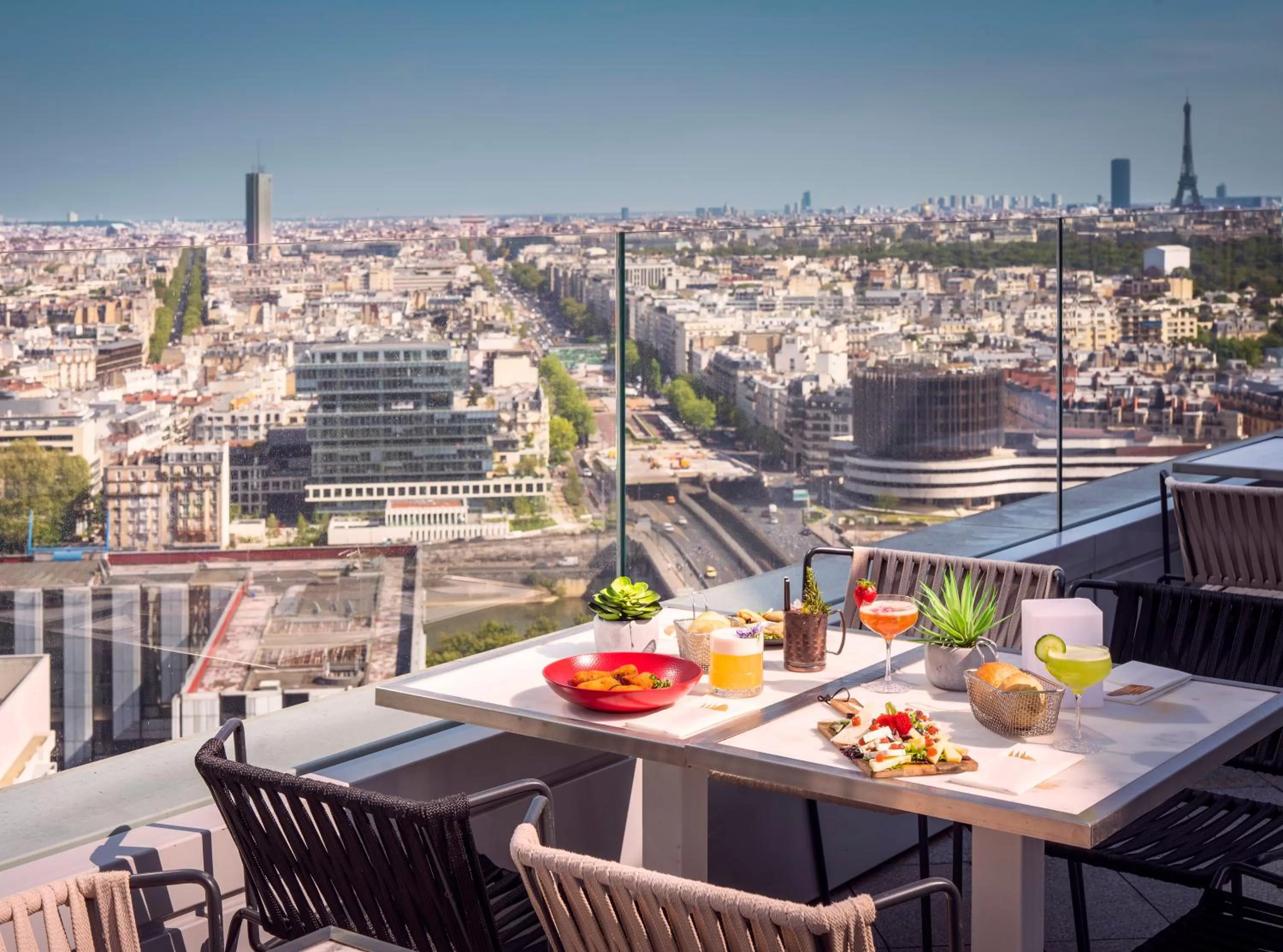 Restaurant/places to eat in Melia Paris La Defense