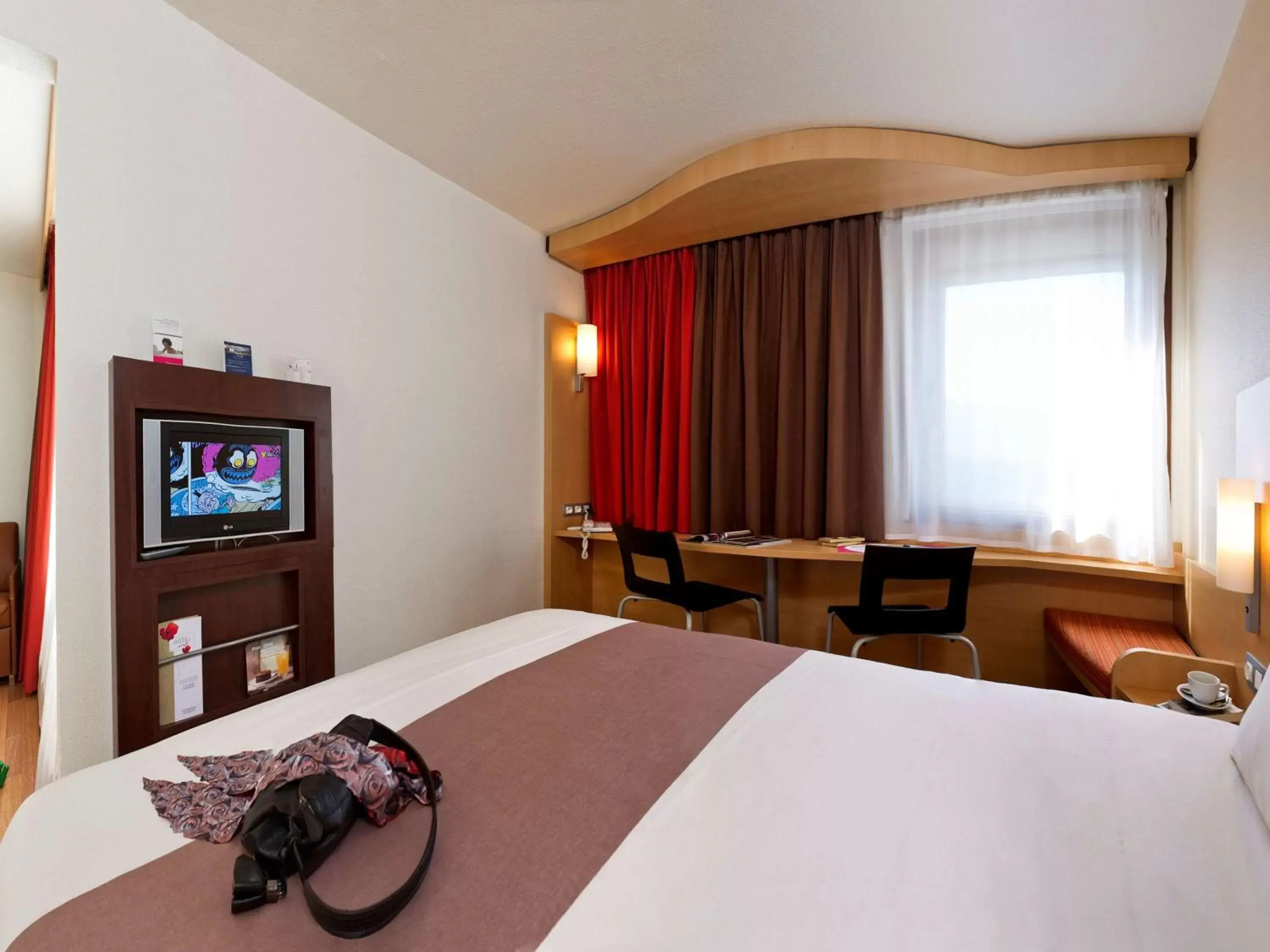 Property building, TV/Entertainment Center in ibis Hotel Brussels Expo Atomium