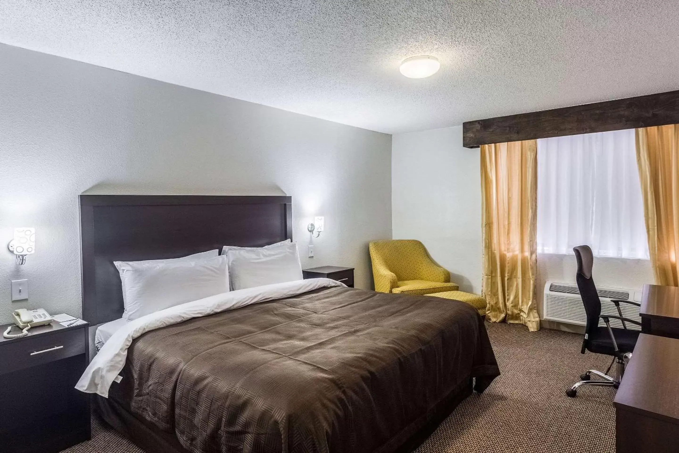 Photo of the whole room, Bed in Clarion Inn near McAllen Airport