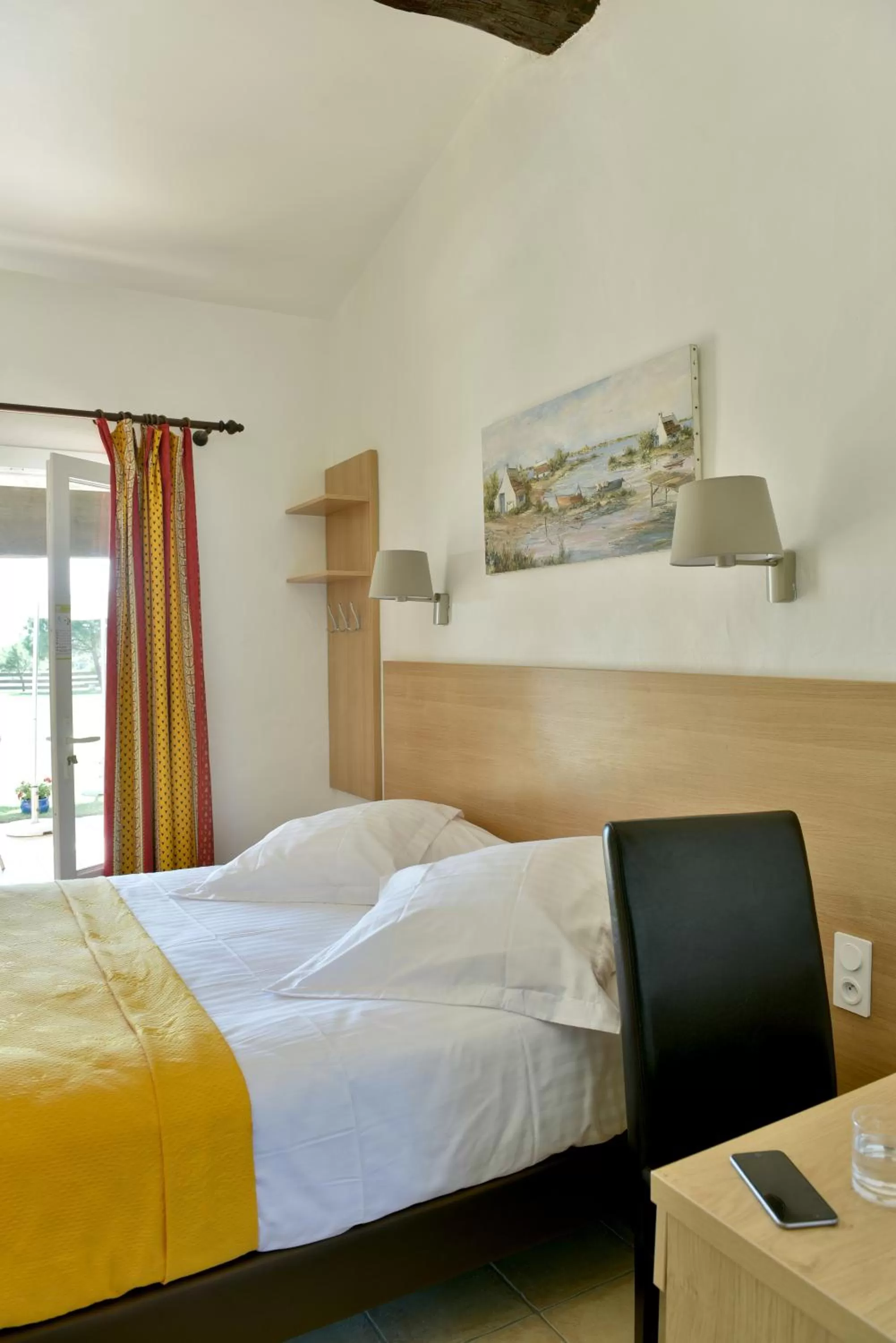 Bed in Mas de la Grenouillère Hôtel et Centre équestre en pleine nature