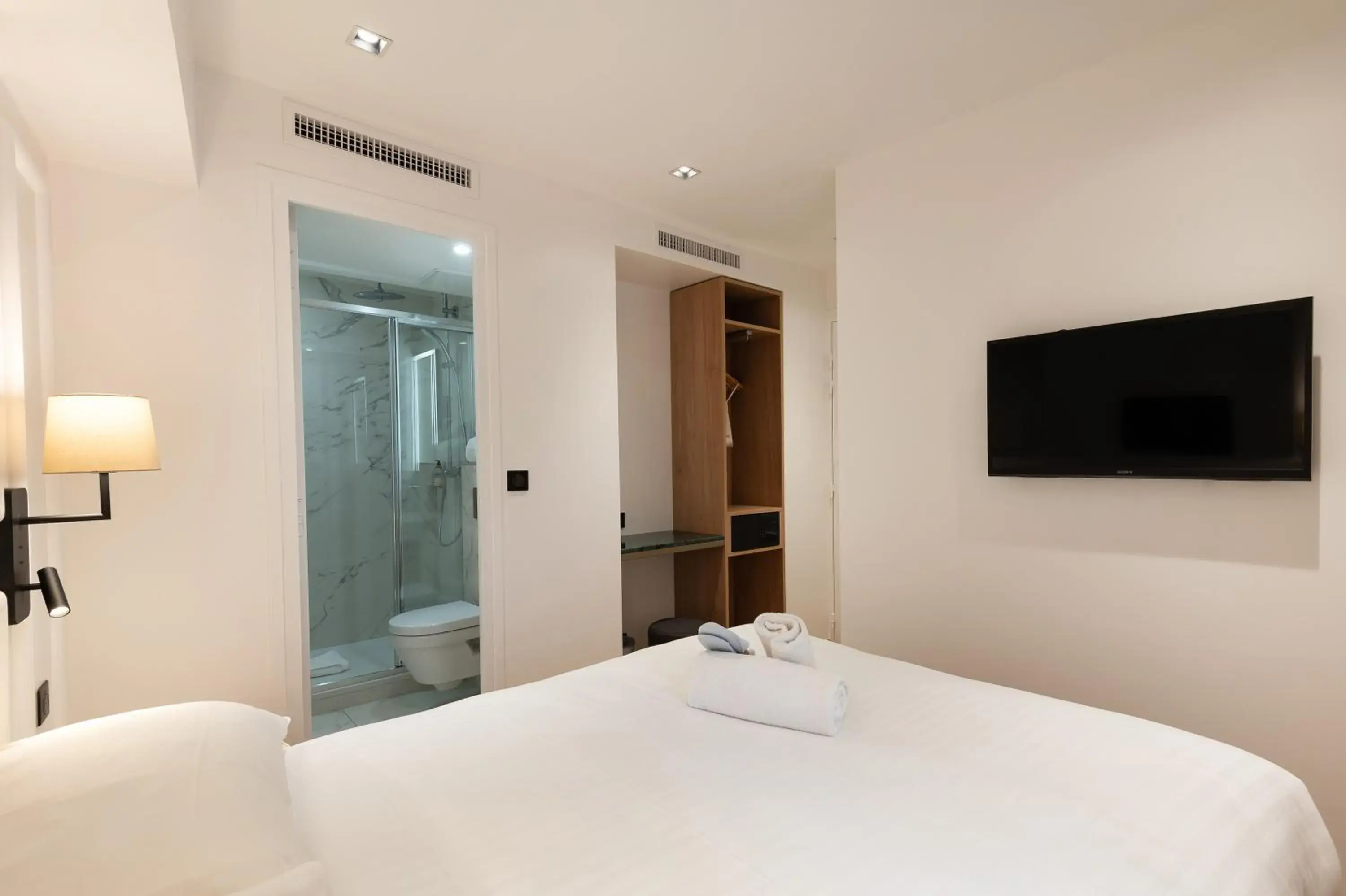 TV and multimedia, Bed in HOTEL AU COEUR DE REPUBLIQUE
