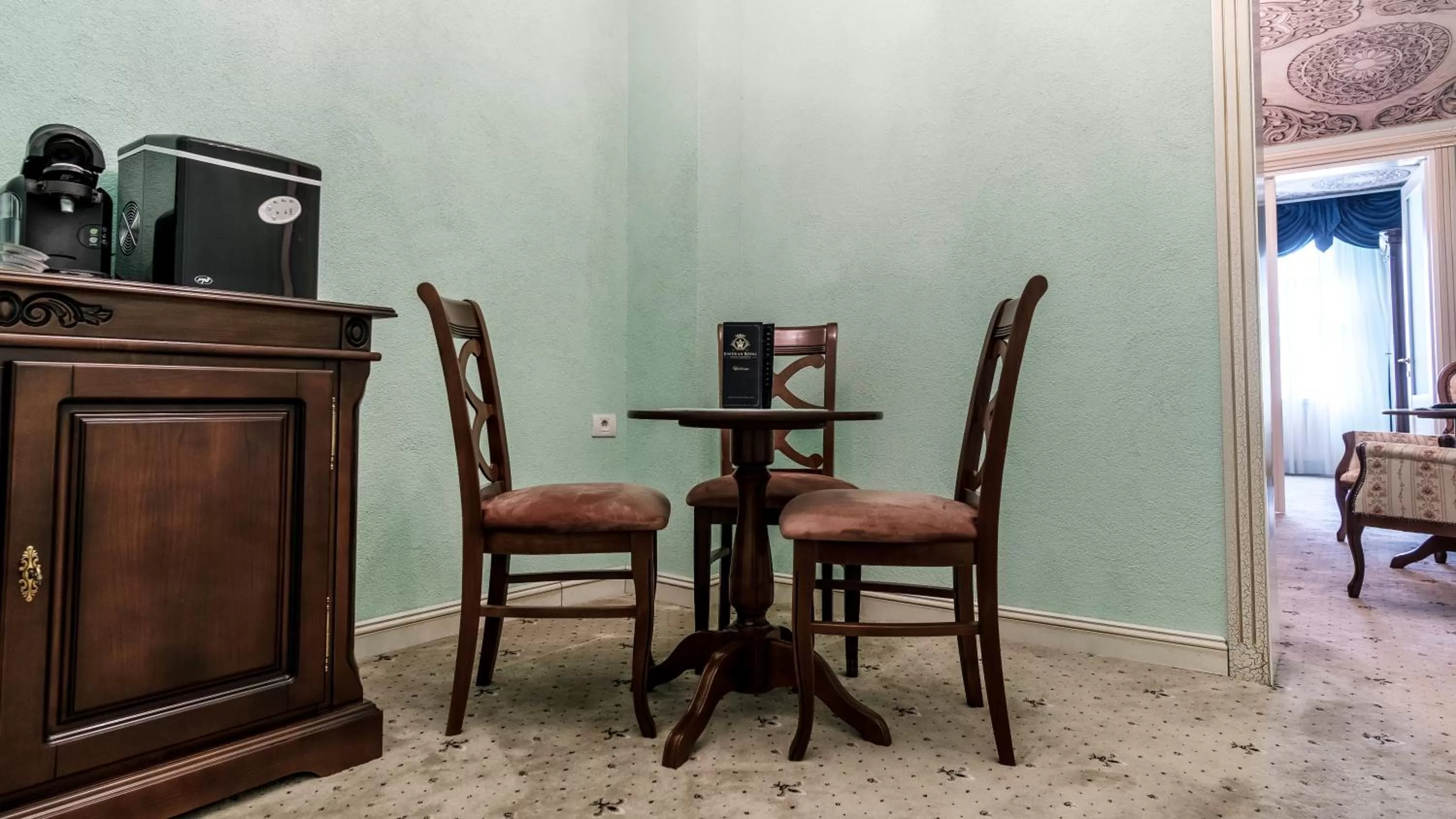 Dining area in JMR Royal -Luxury Rooms & Private Sauna