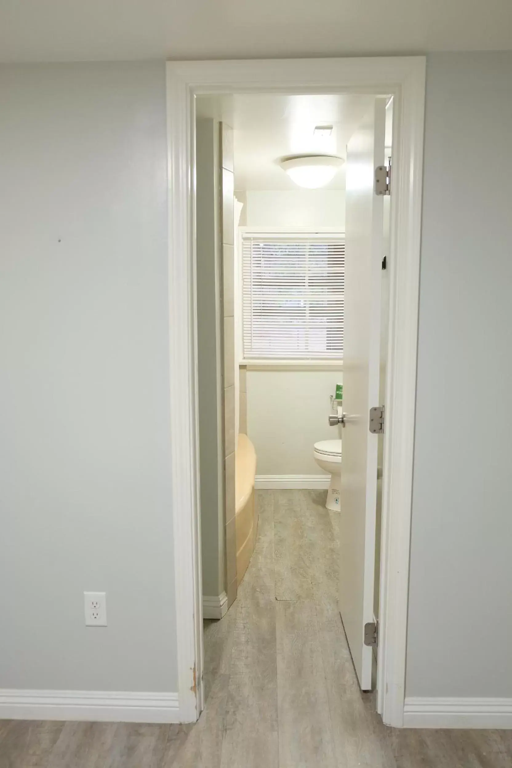 Shower, Bathroom in Sherwood Arms Motel