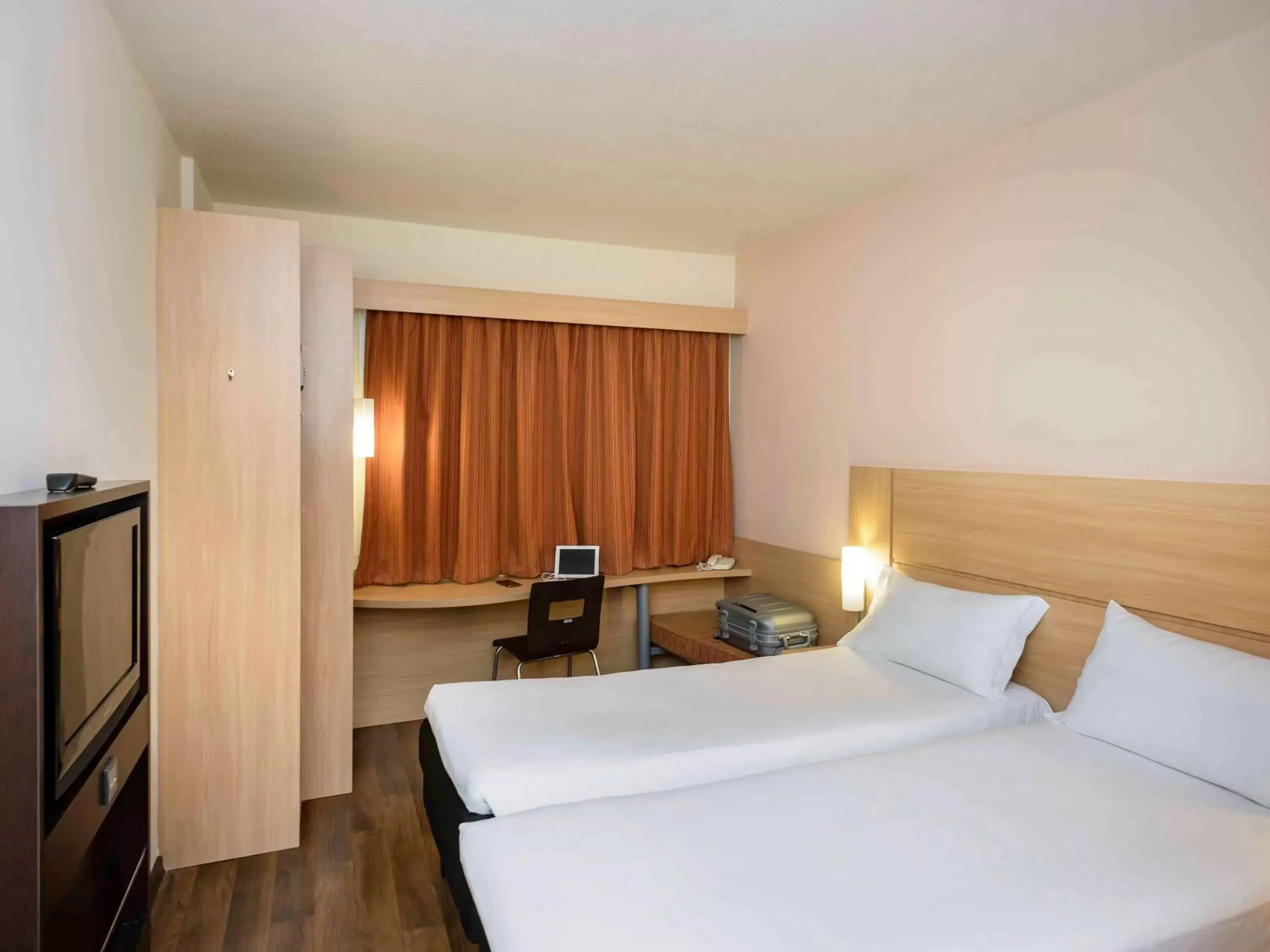 Photo of the whole room, Bed in ibis Salvador Rio Vermelho