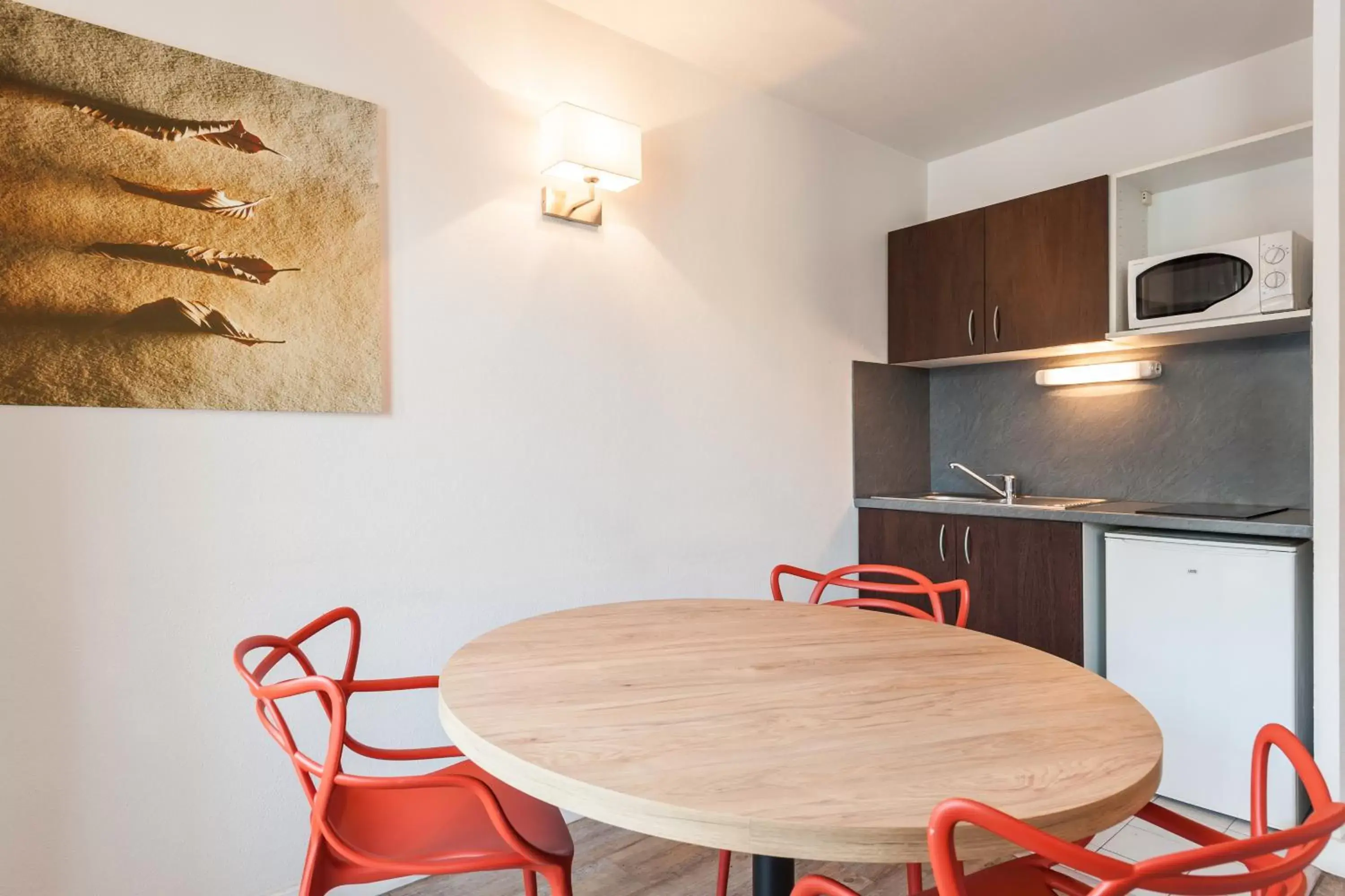 Kitchen or kitchenette, Dining Area in Residhotel Le Grand Prado