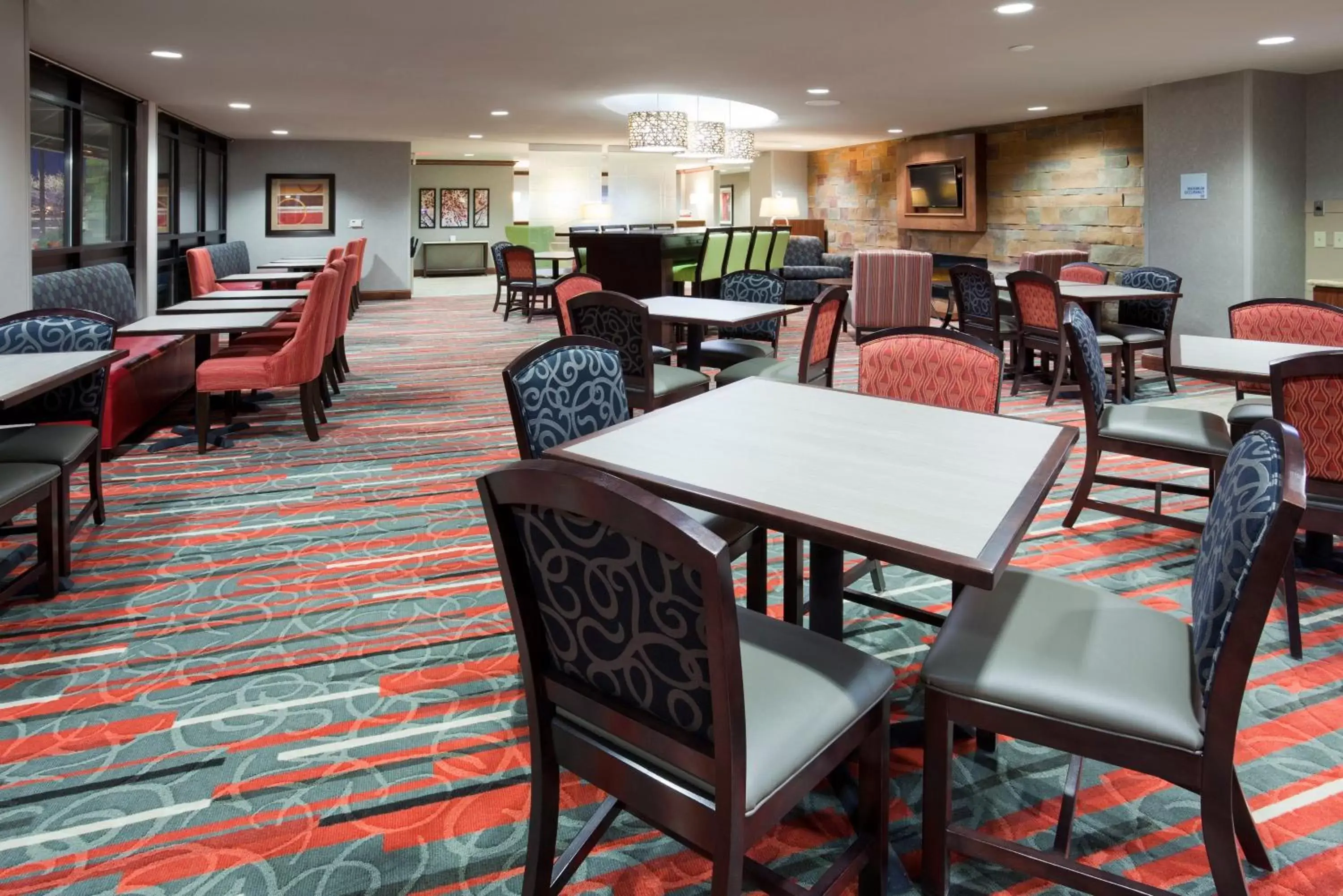 Breakfast, Restaurant/Places to Eat in Holiday Inn Express & Suites Bloomington West, an IHG Hotel