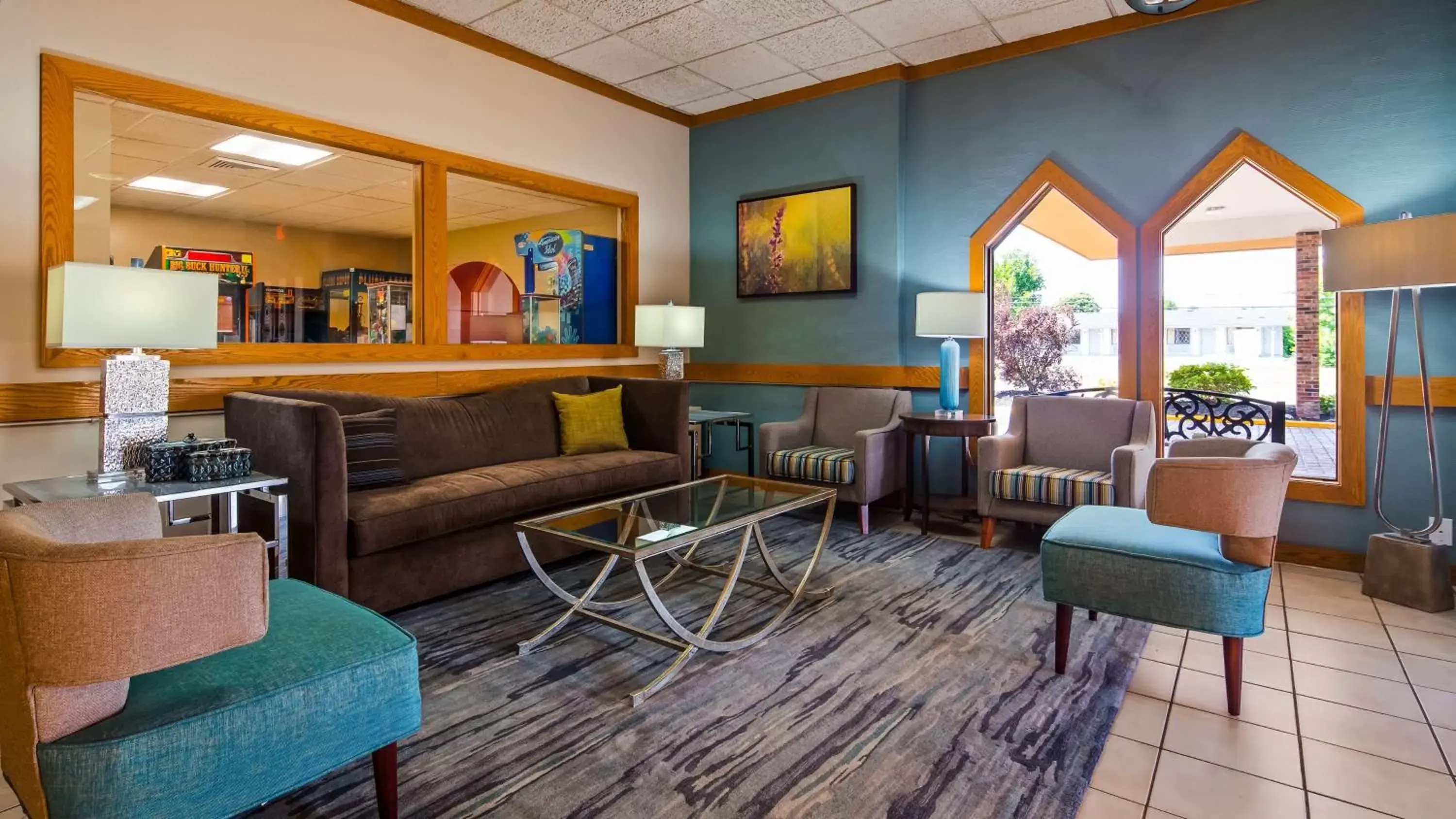 Lobby or reception, Lounge/Bar in Best Western Woodhaven Inn