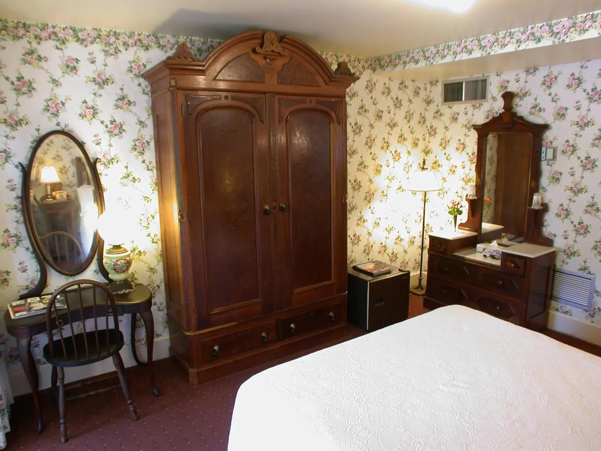 Photo of the whole room, Bed in Martine Inn