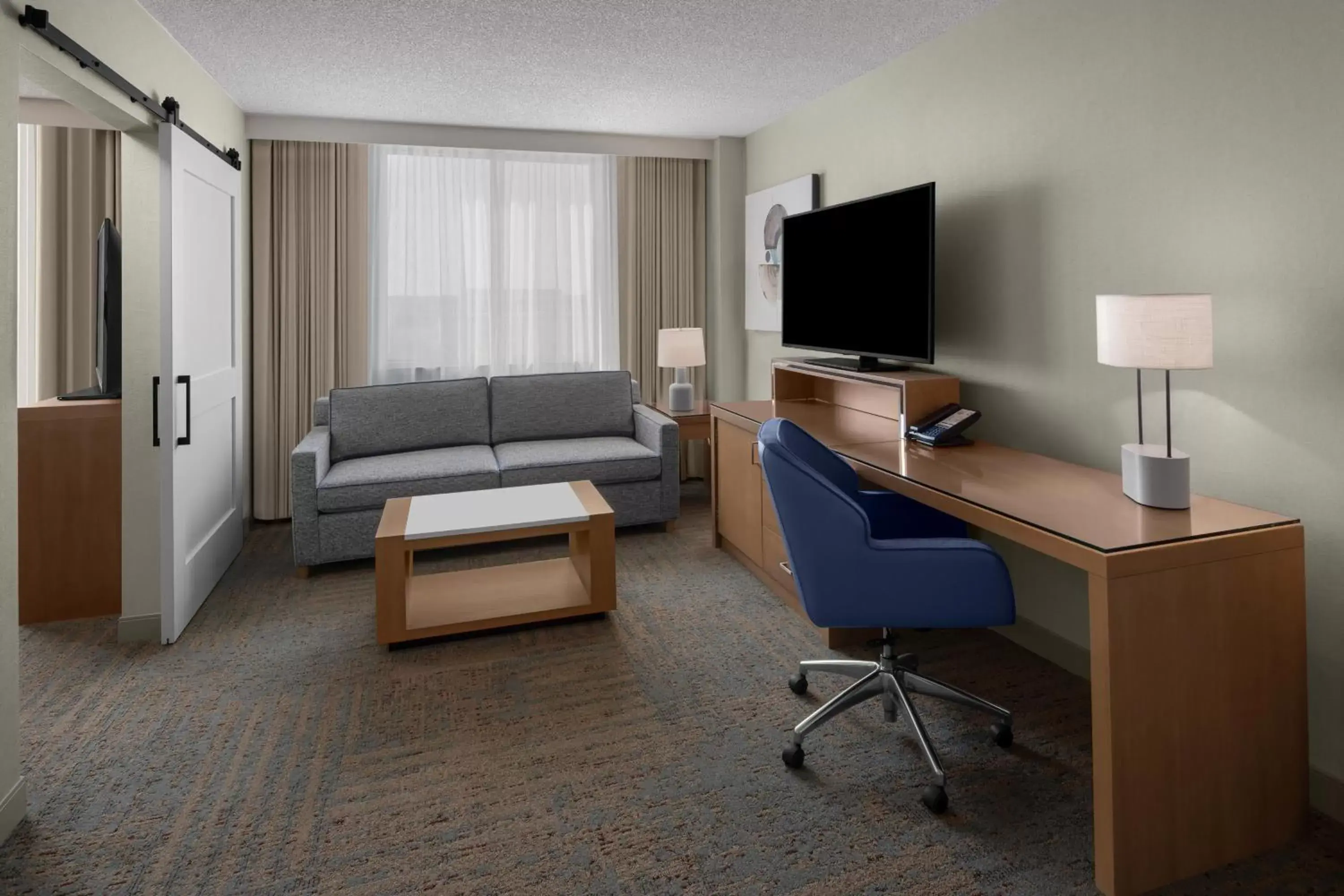 Living room, TV/Entertainment Center in Delta Hotels by Marriott Santa Clara Silicon Valley