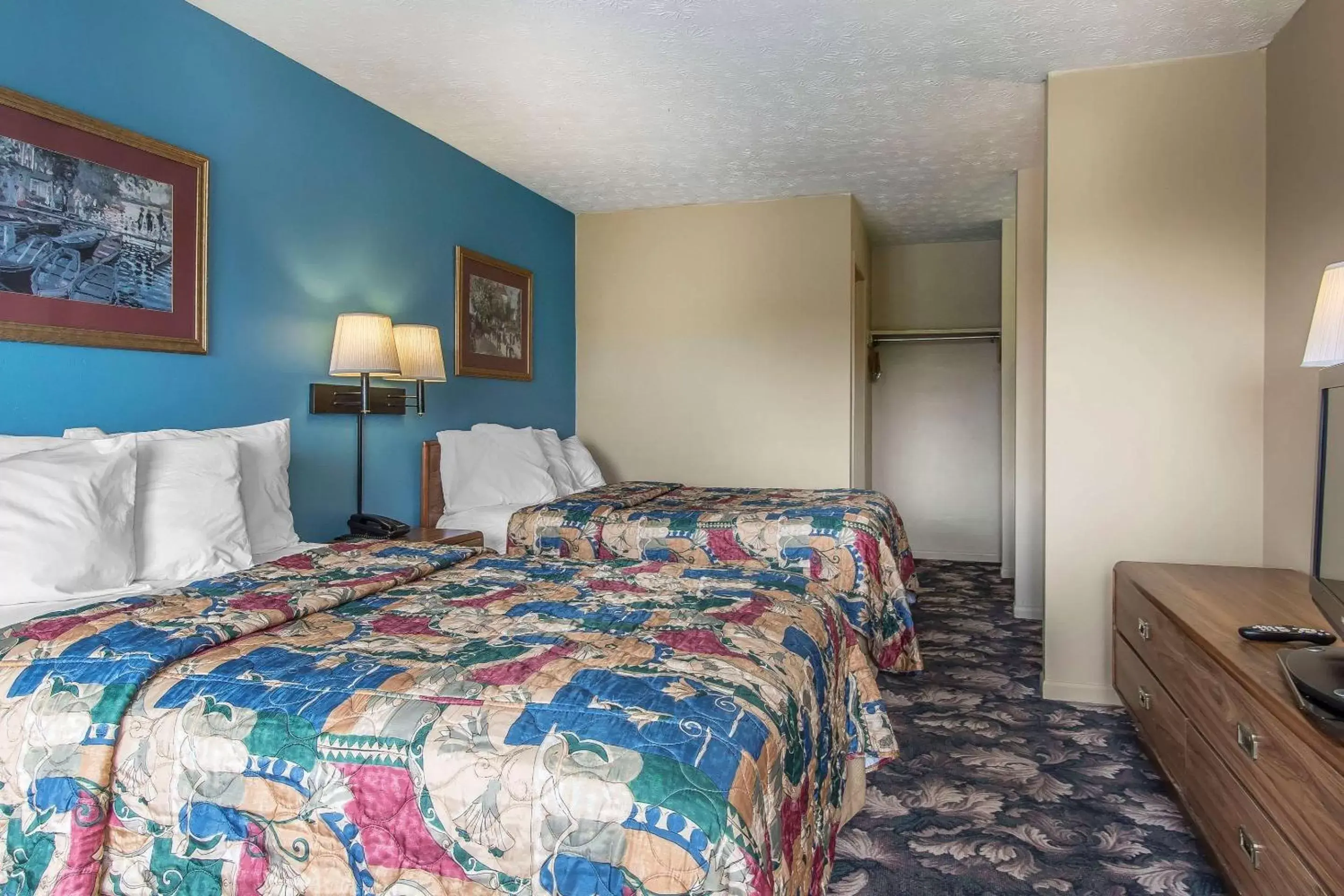 Photo of the whole room, Bed in Rodeway Inn Jackson