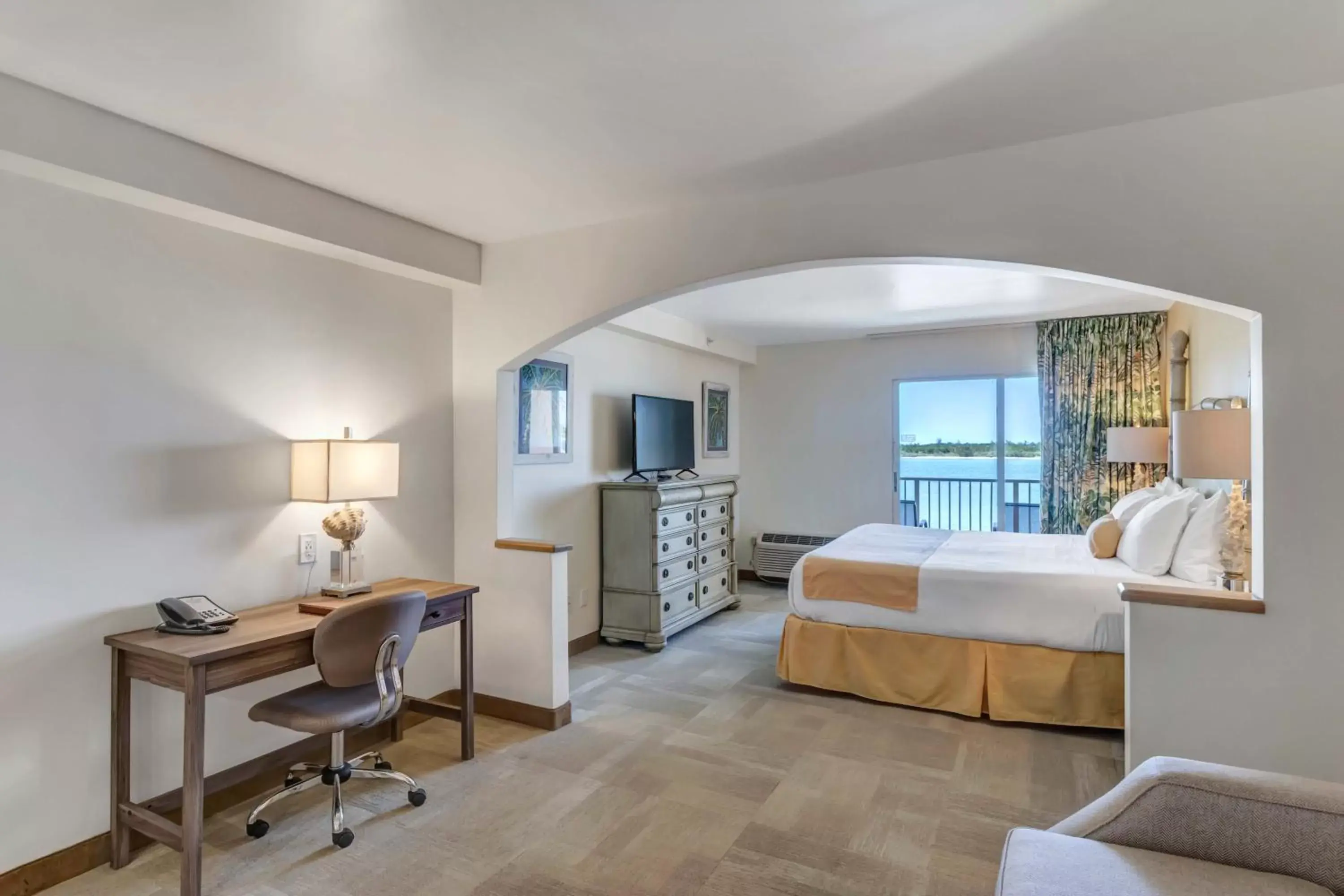 Hutchinson Island Plaza Hotel & Suites