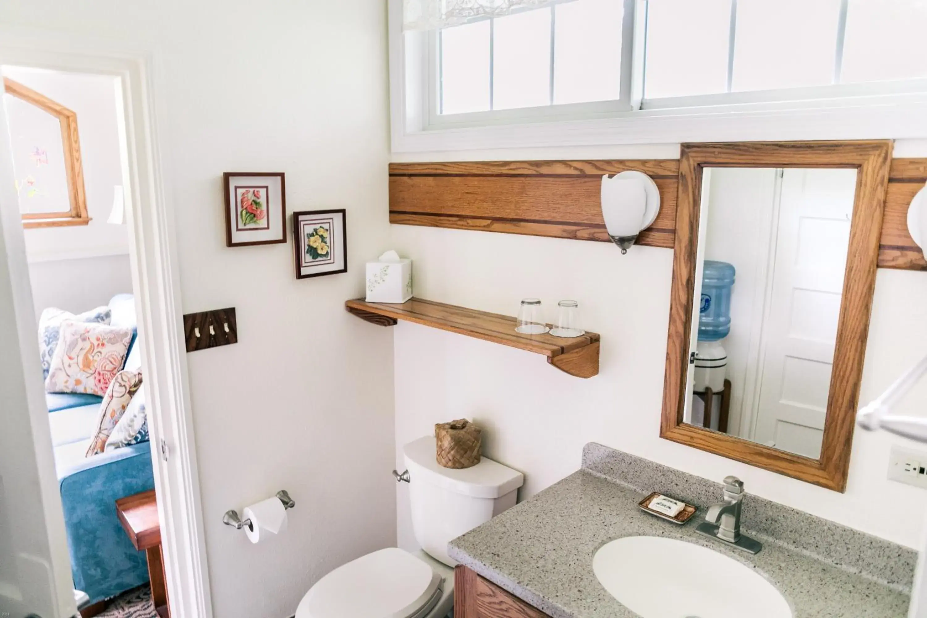 Bathroom in Kilauea Lodge and Restaurant