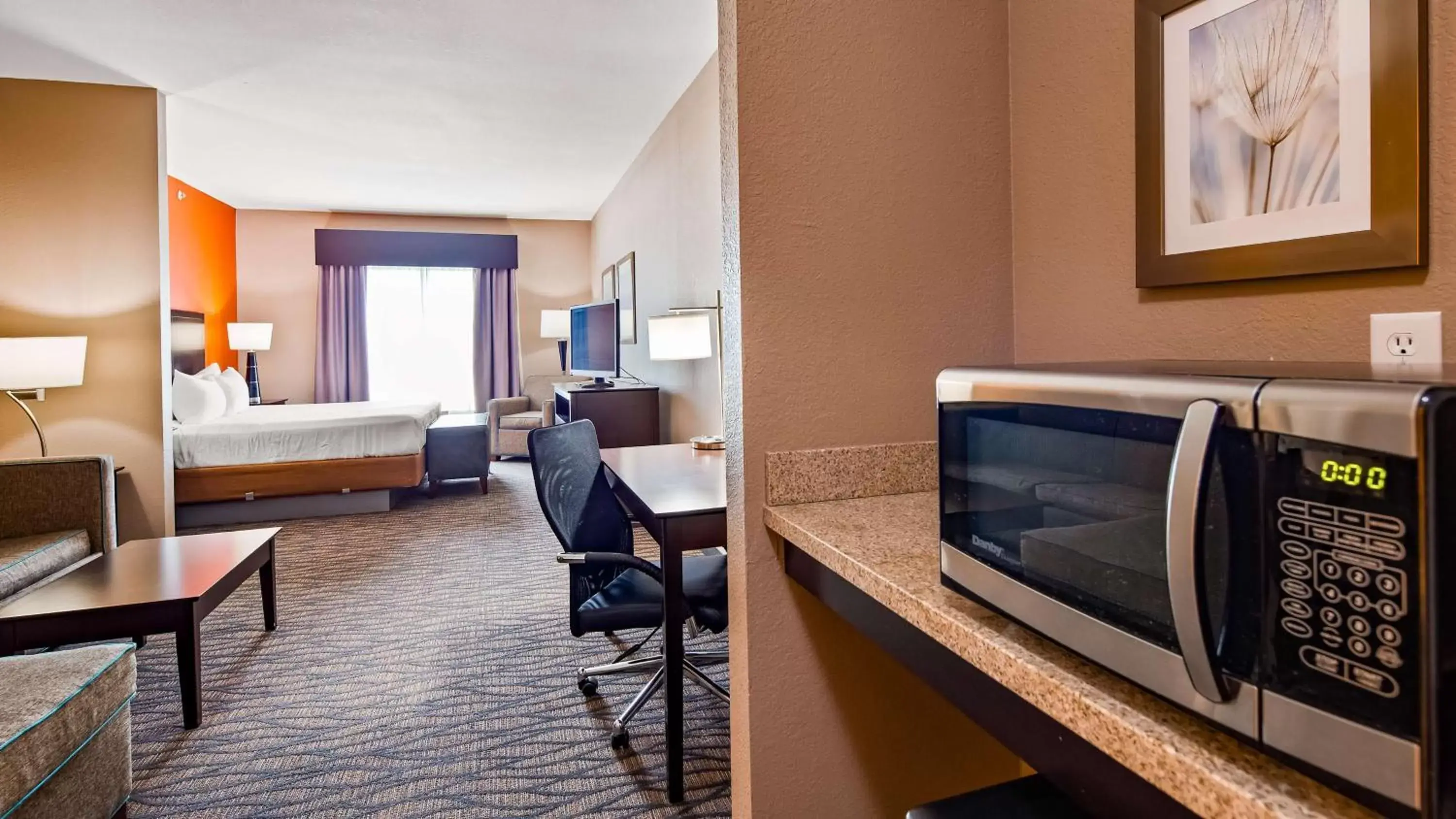 Photo of the whole room, TV/Entertainment Center in Best Western Plus Hiawatha Hotel