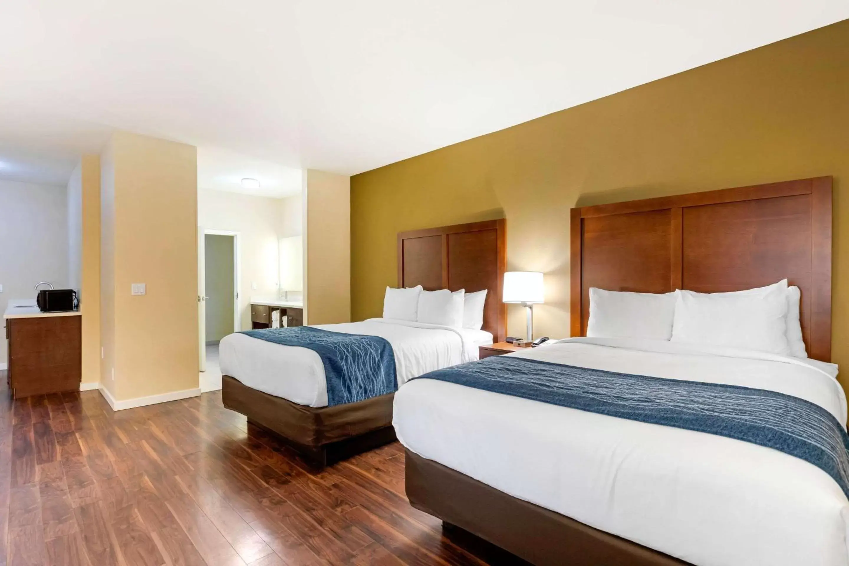 Photo of the whole room, Bed in Comfort Inn & Suites Near Ontario Airport