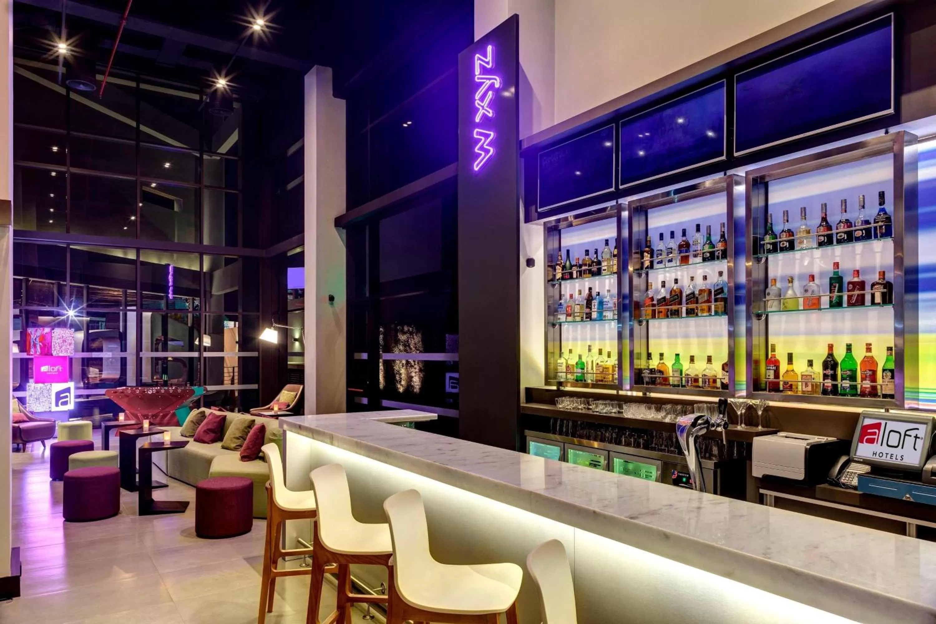 Lounge or bar in Aloft Asuncion