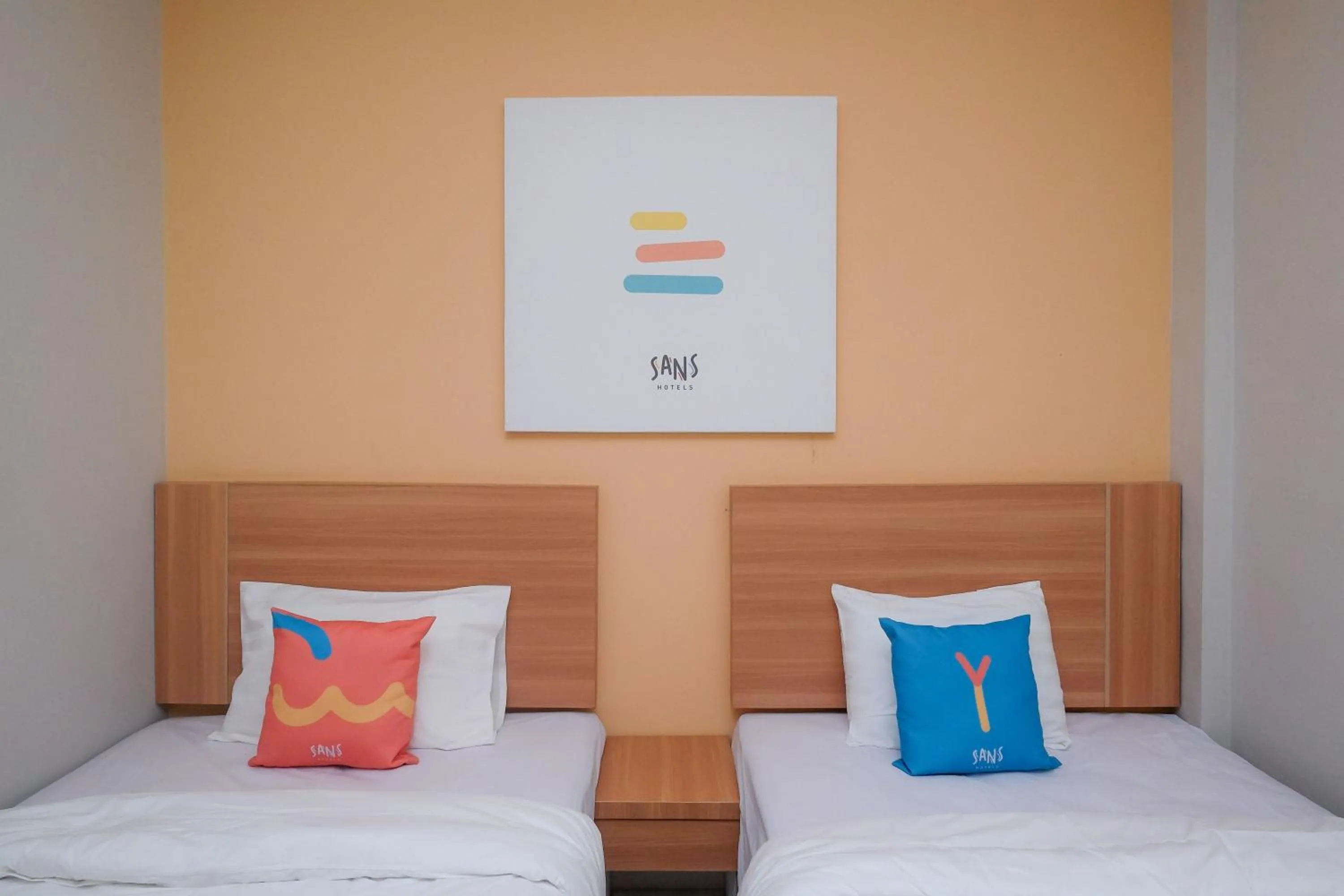 Bedroom in Sans Hotel Tiga Putri Semarang by RedDoorz