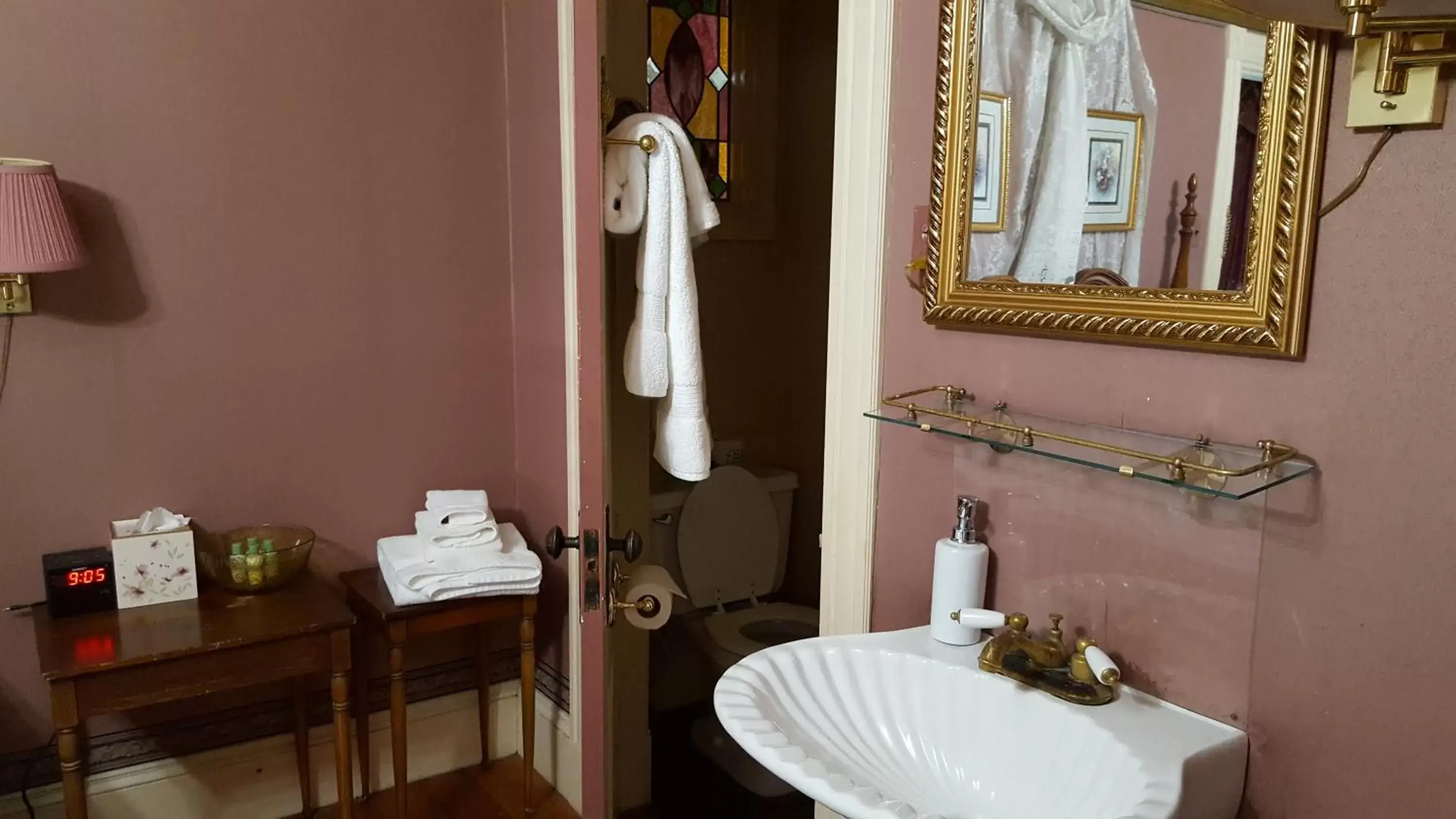 Bathroom in Holidae House Bed & Breakfast