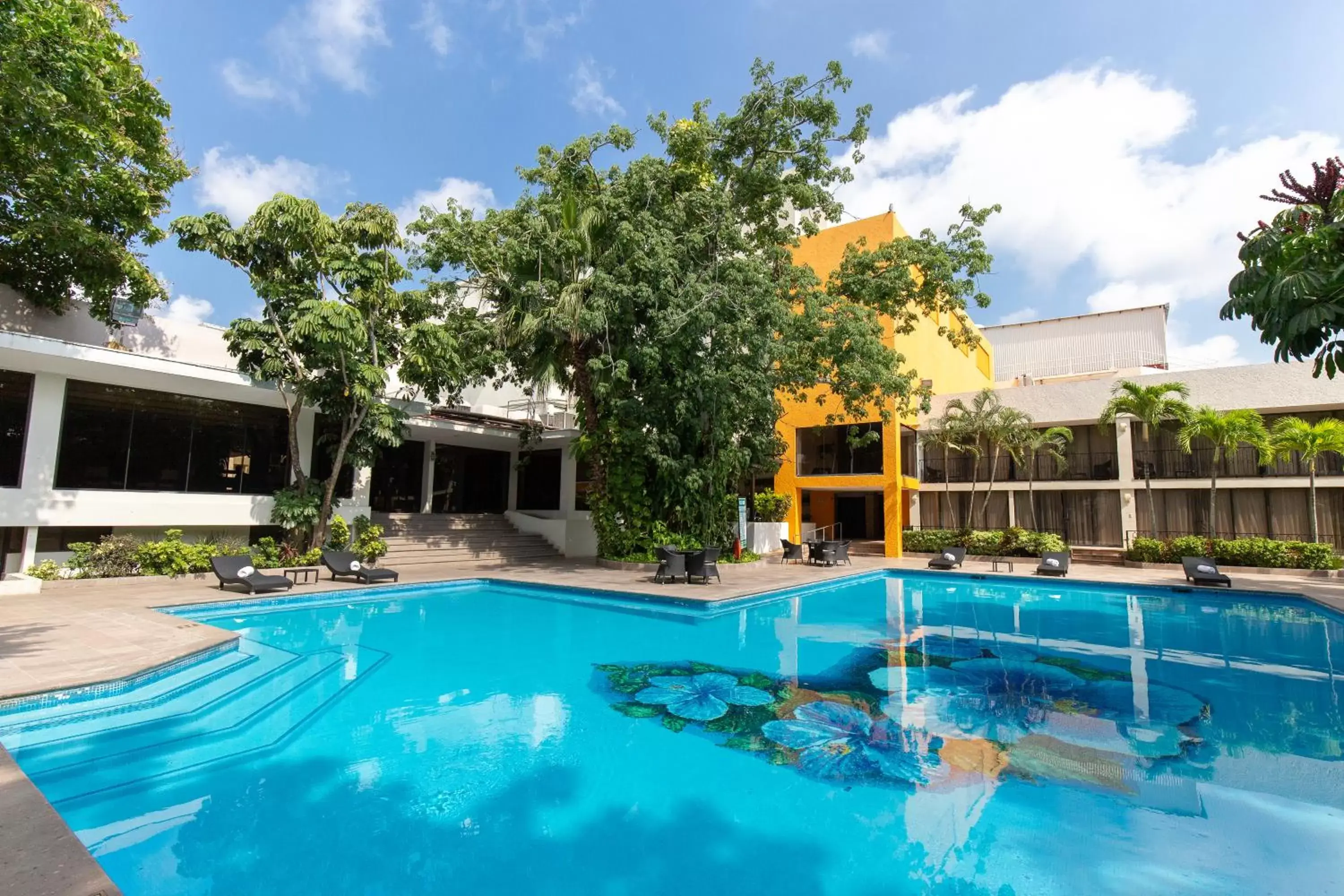 Swimming pool, Property Building in HS HOTSSON Hotel Tampico