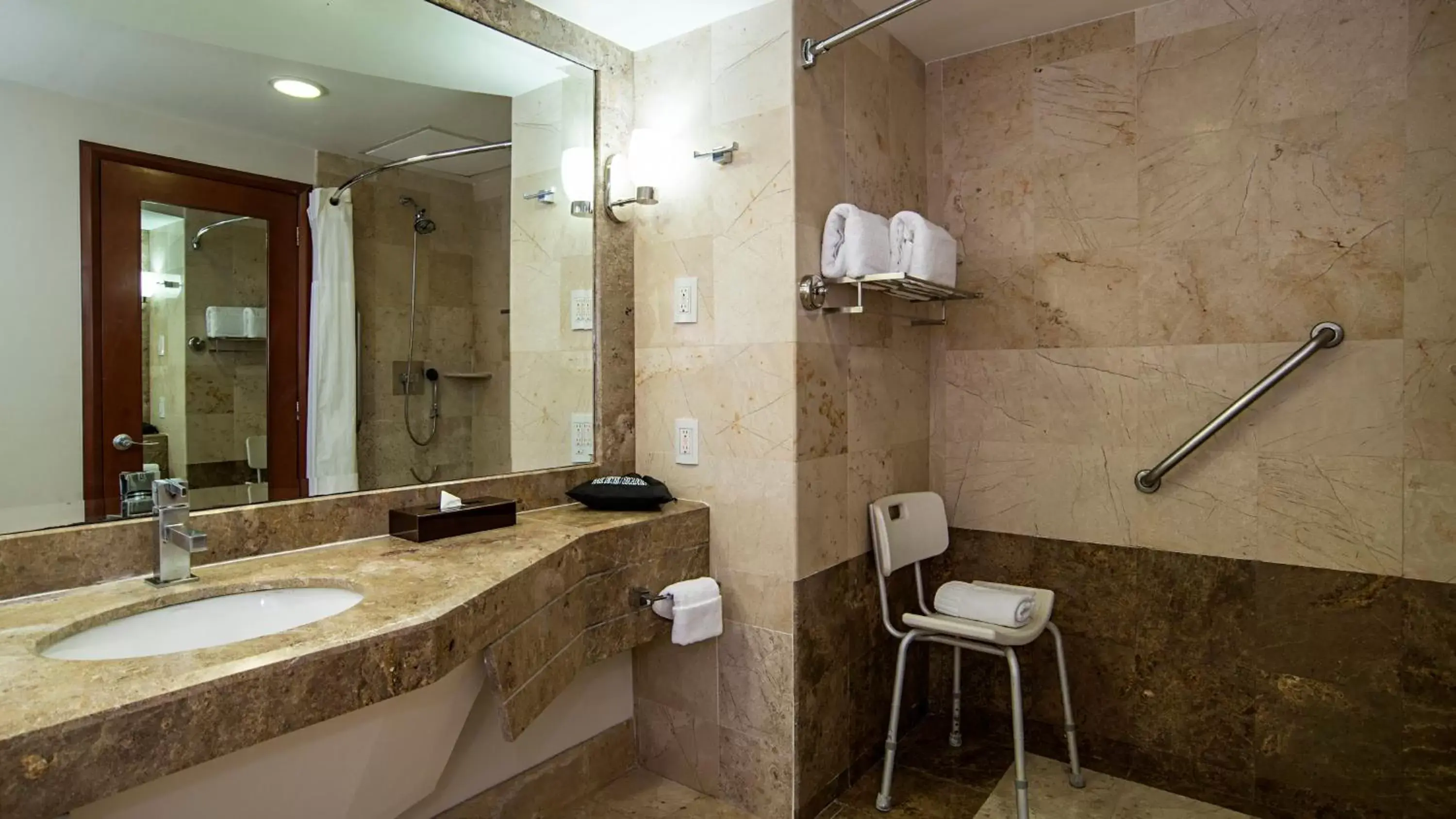 Bathroom in Holiday Inn Tuxtla Gutierrez, an IHG Hotel