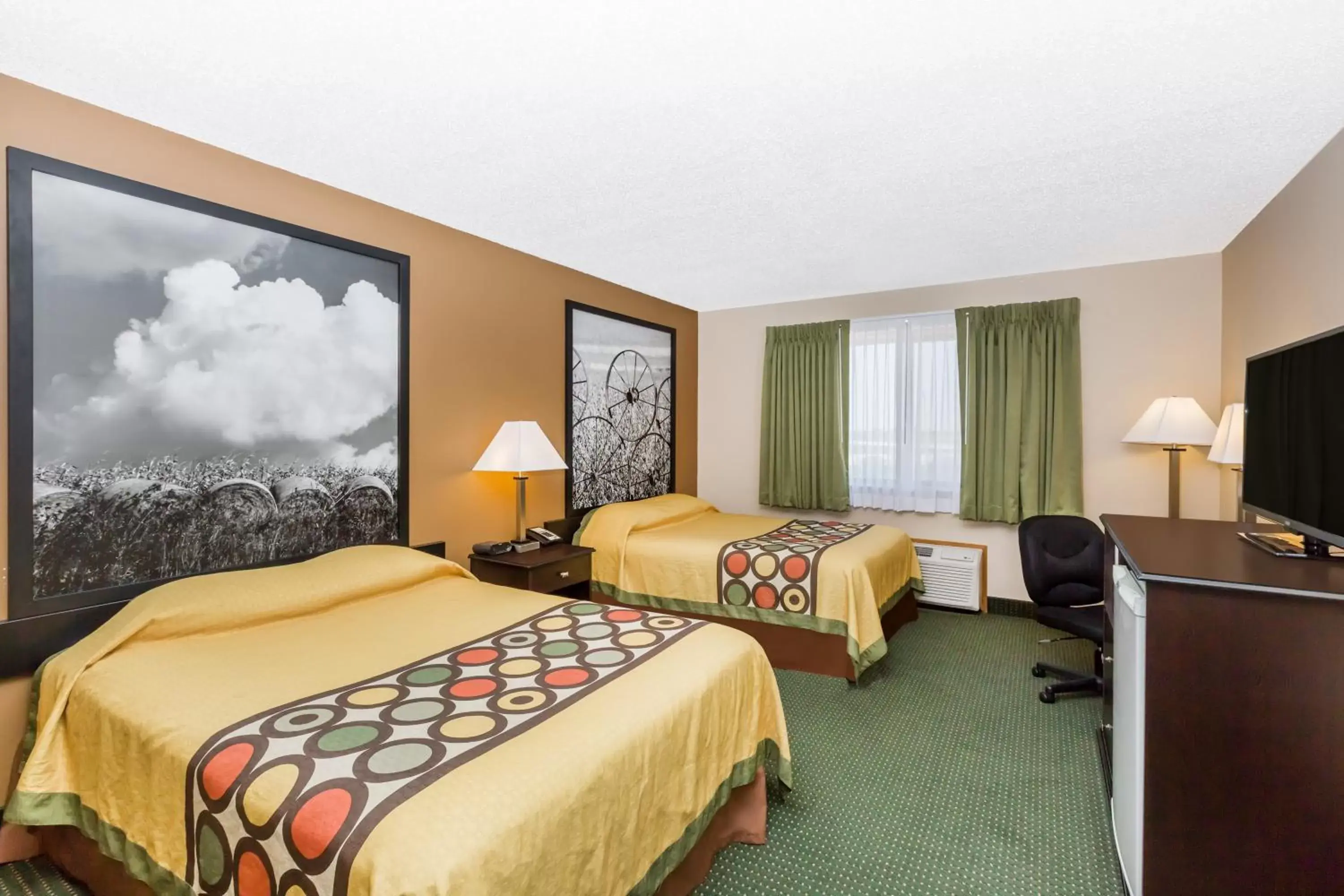 Photo of the whole room, Bed in Super 8 by Wyndham Jefferson