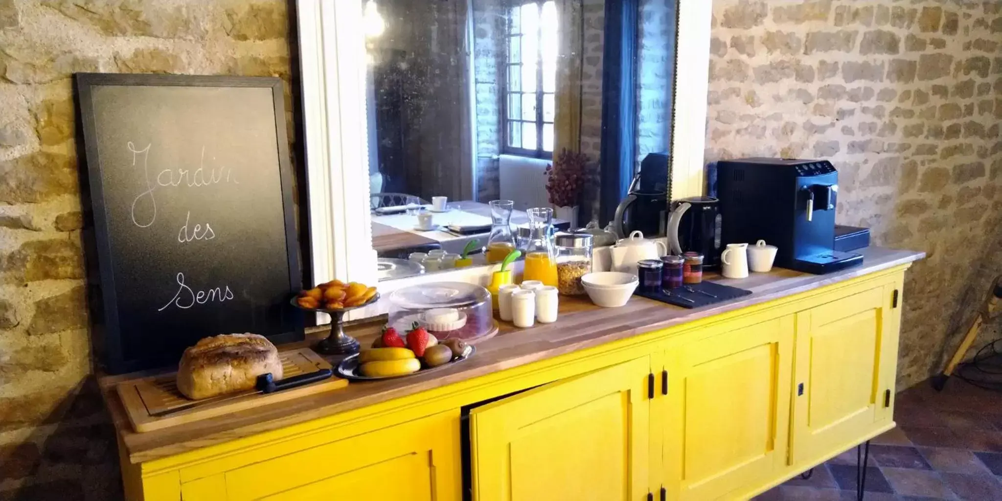 Breakfast, Kitchen/Kitchenette in Jardin des Sens, la Rente d'Eguilly