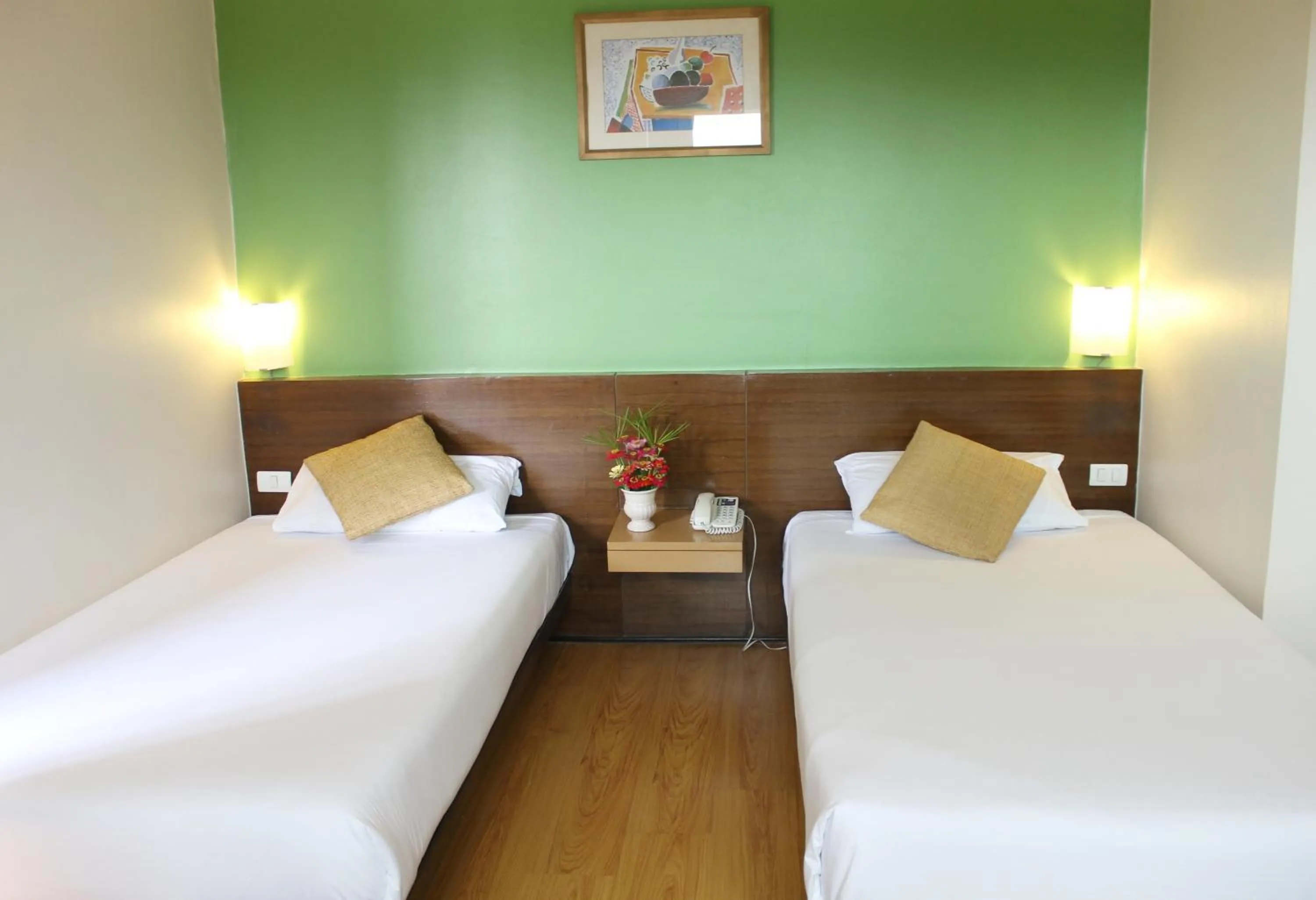 Photo of the whole room, Bed in The Seasons Bangkok Huamark