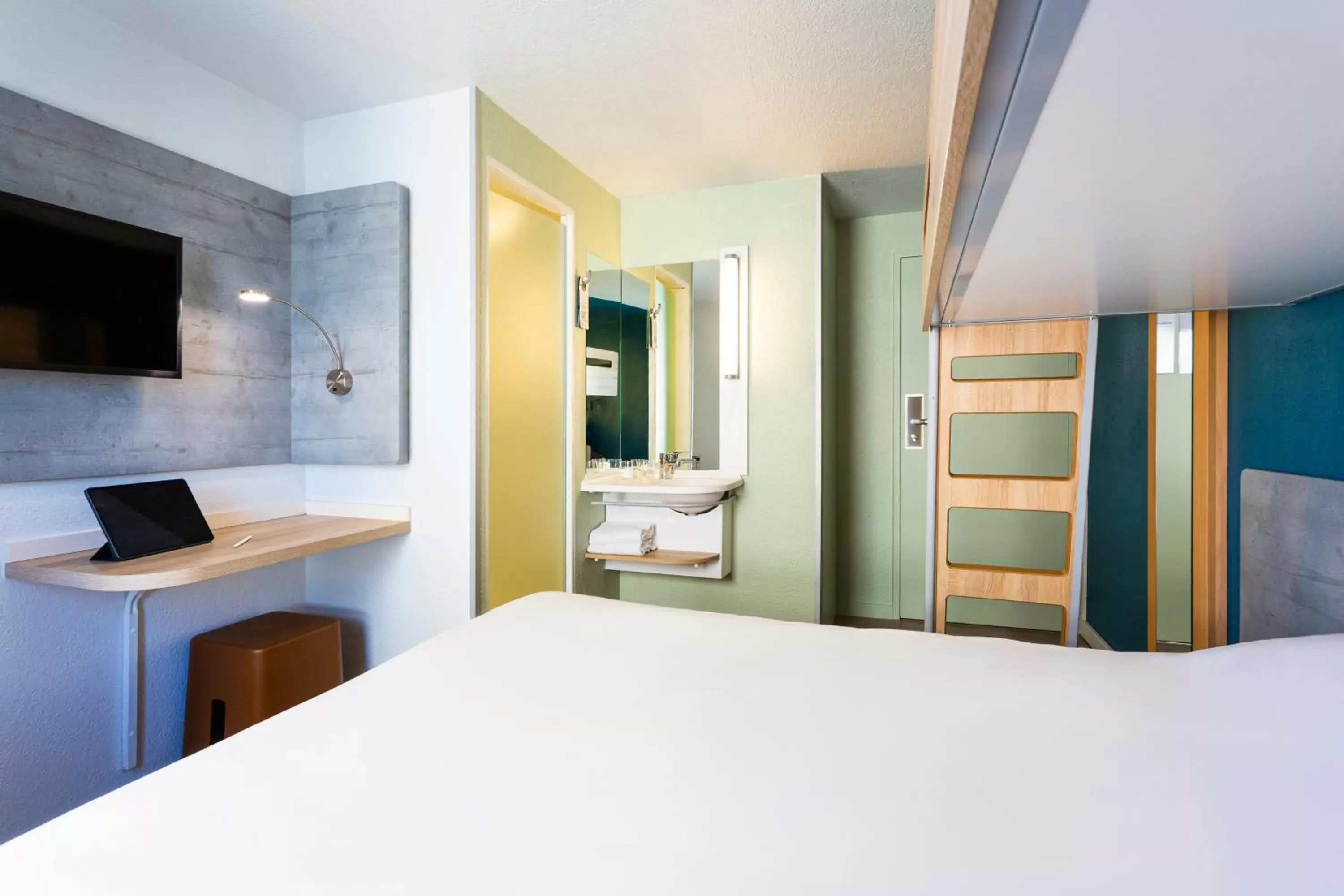 Bathroom, Bed in ibis budget Porte D'Orleans