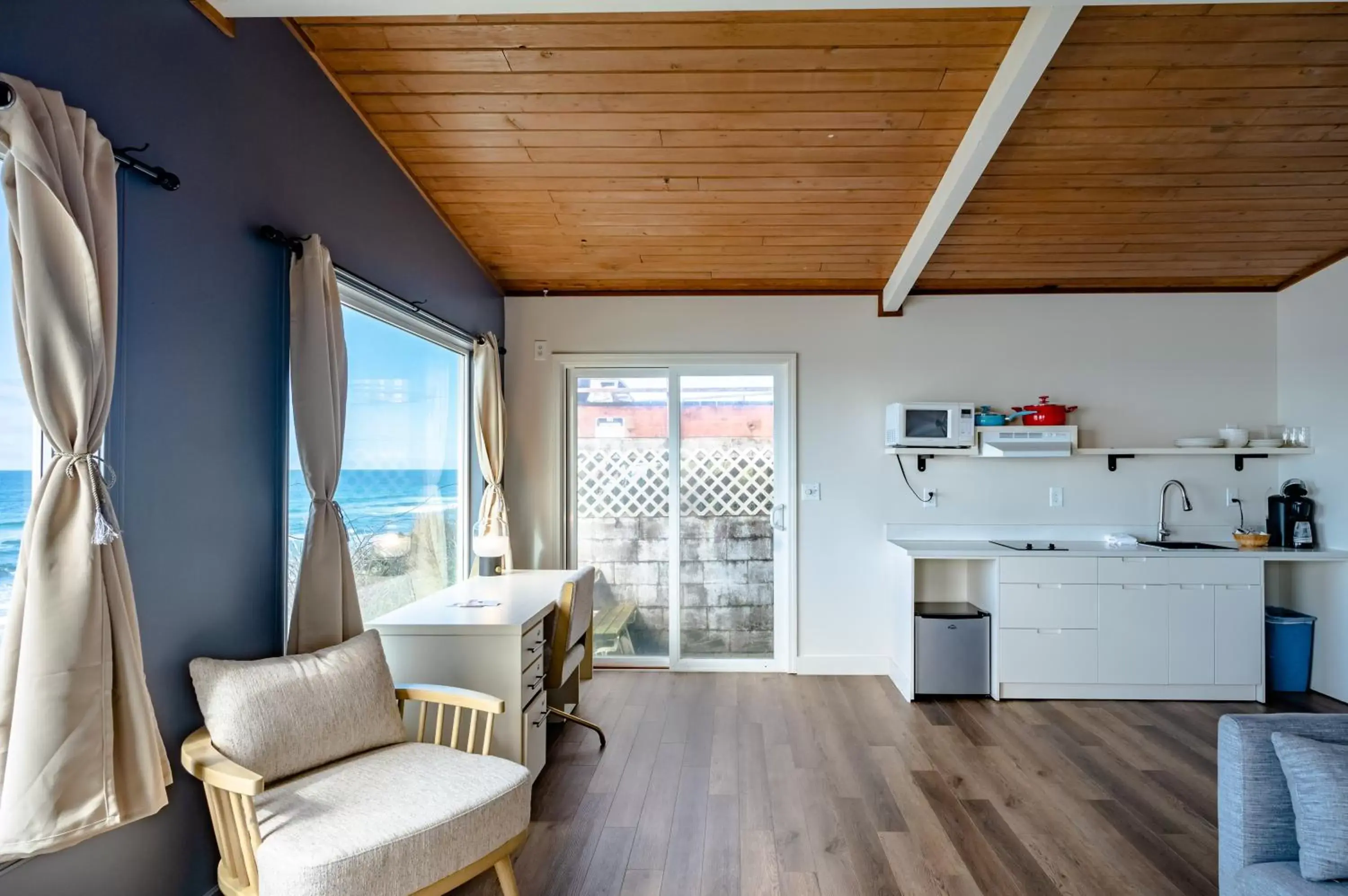 Kitchen or kitchenette, Seating Area in Seagull Beachfront Inn