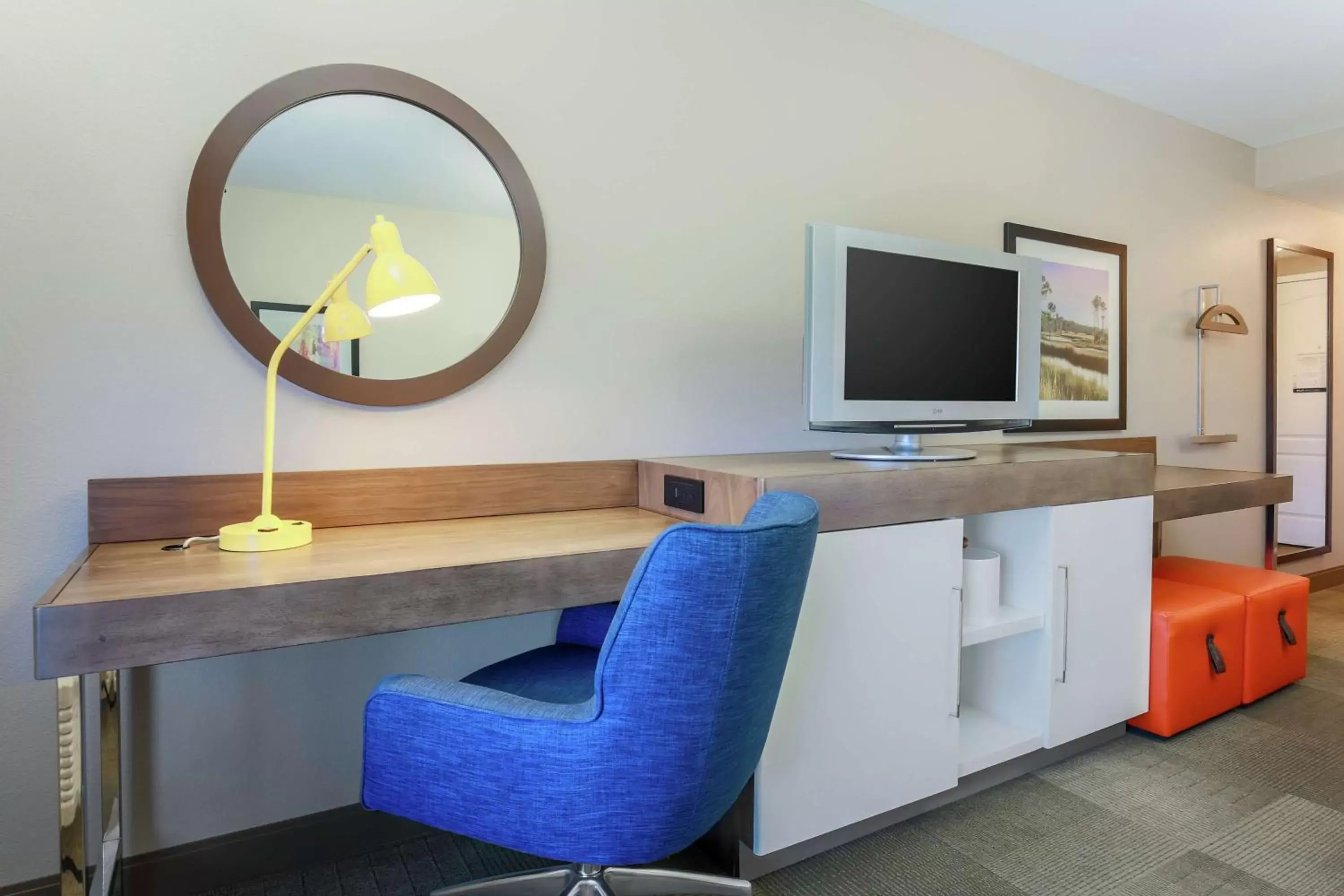 Bedroom, TV/Entertainment Center in Hampton Inn & Suites Tallahassee I-10-Thomasville Road