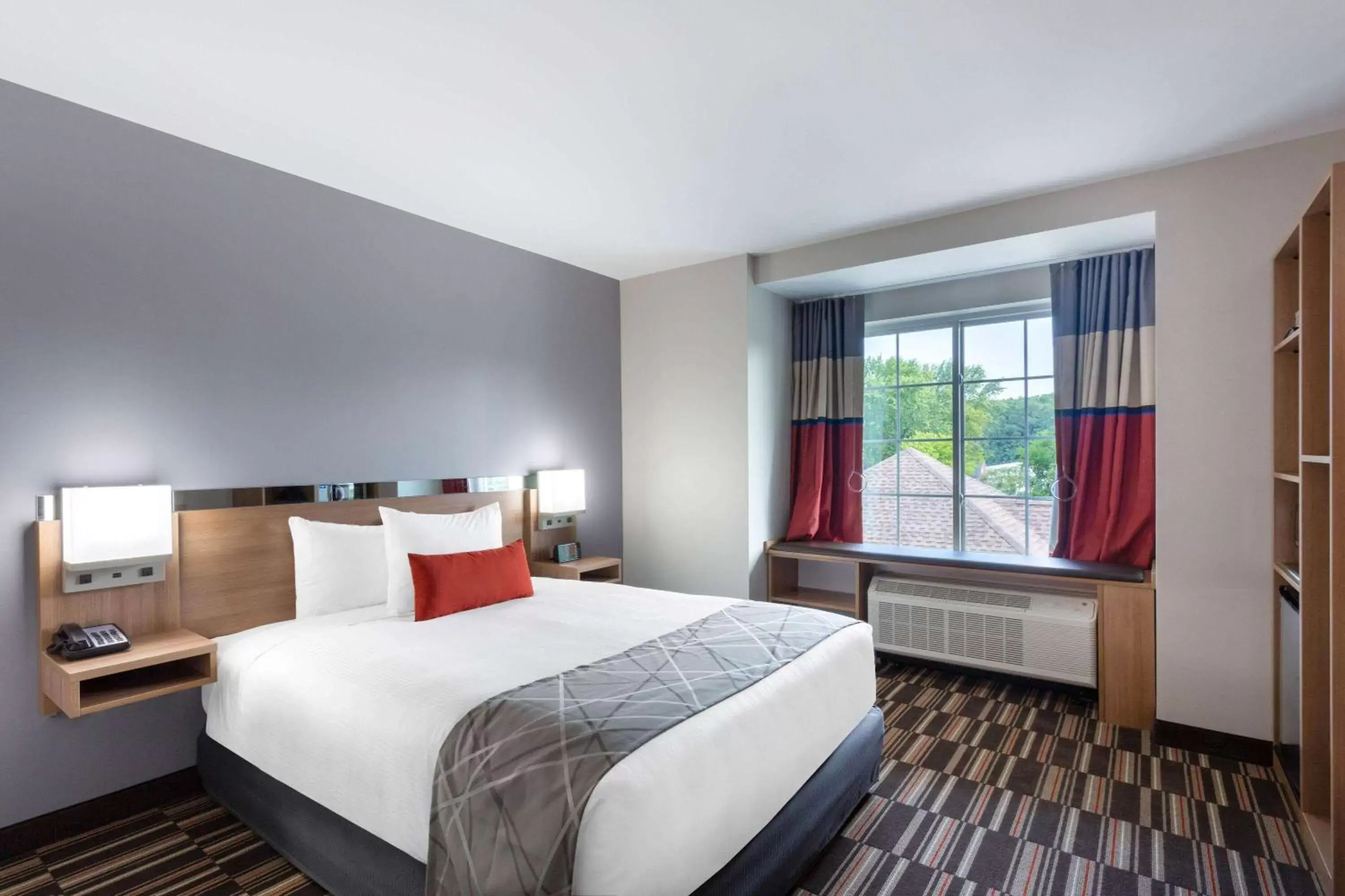 Photo of the whole room, Bed in Microtel Inn & Suites by Wyndham Amsterdam