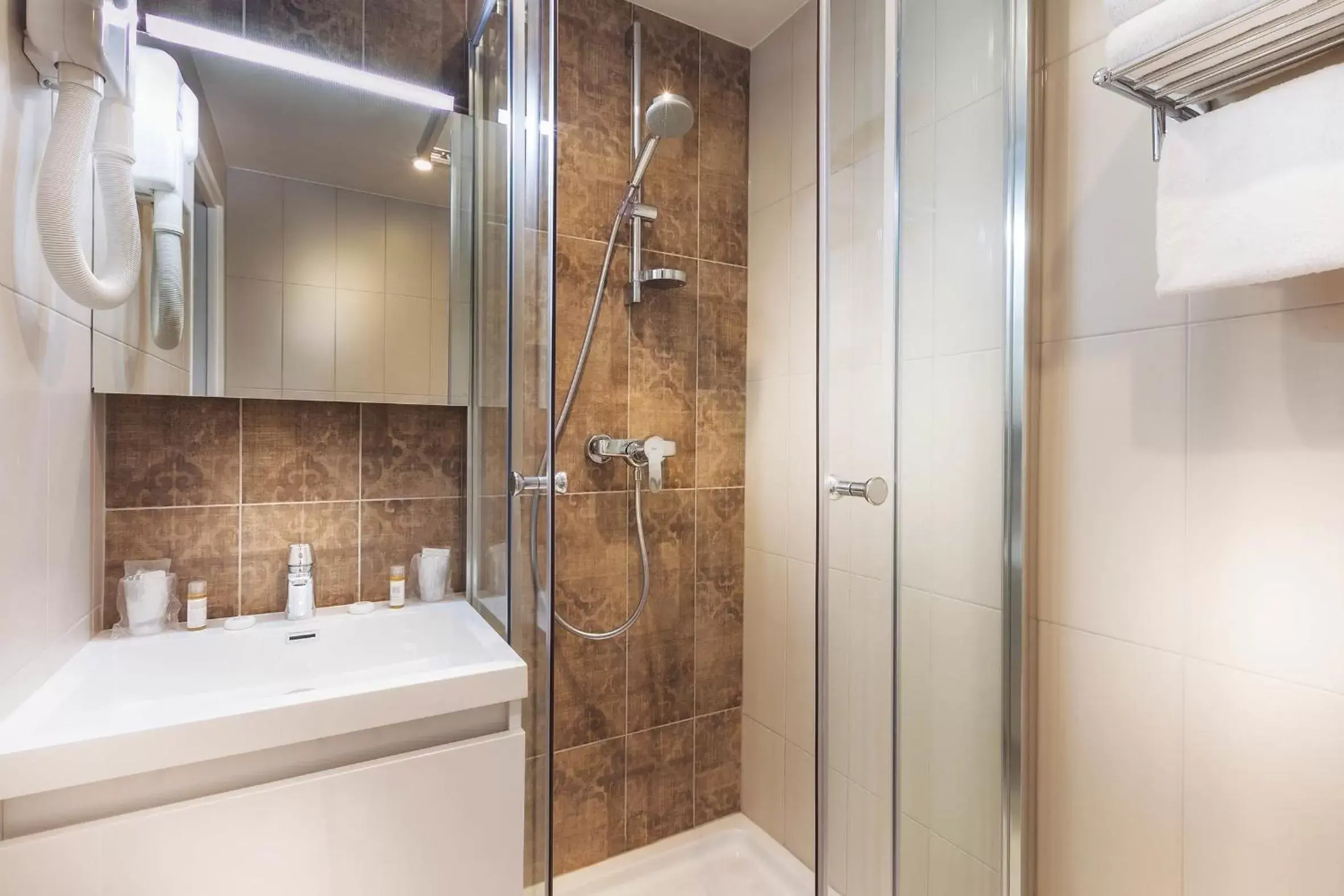 Shower, Bathroom in Hotel Eiffel Segur