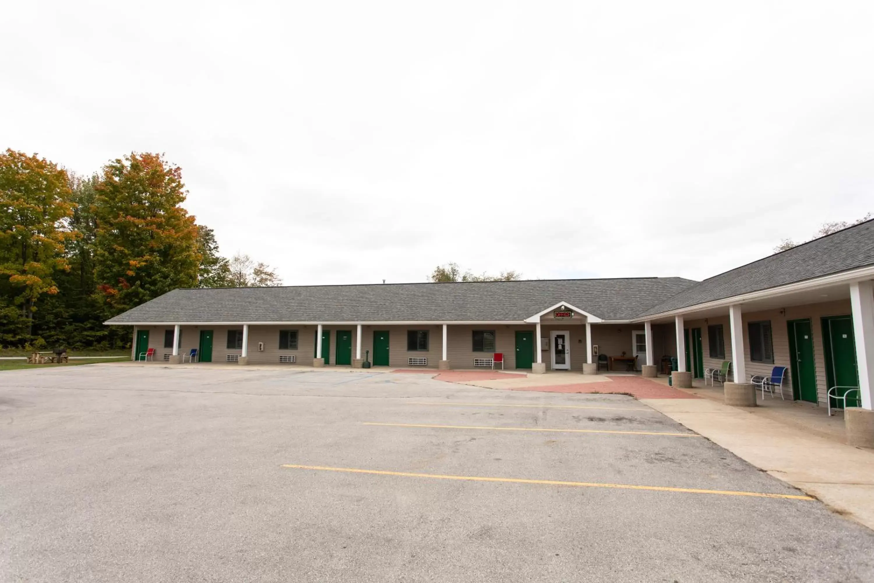 Parking, Property Building in The Kingsley Motel