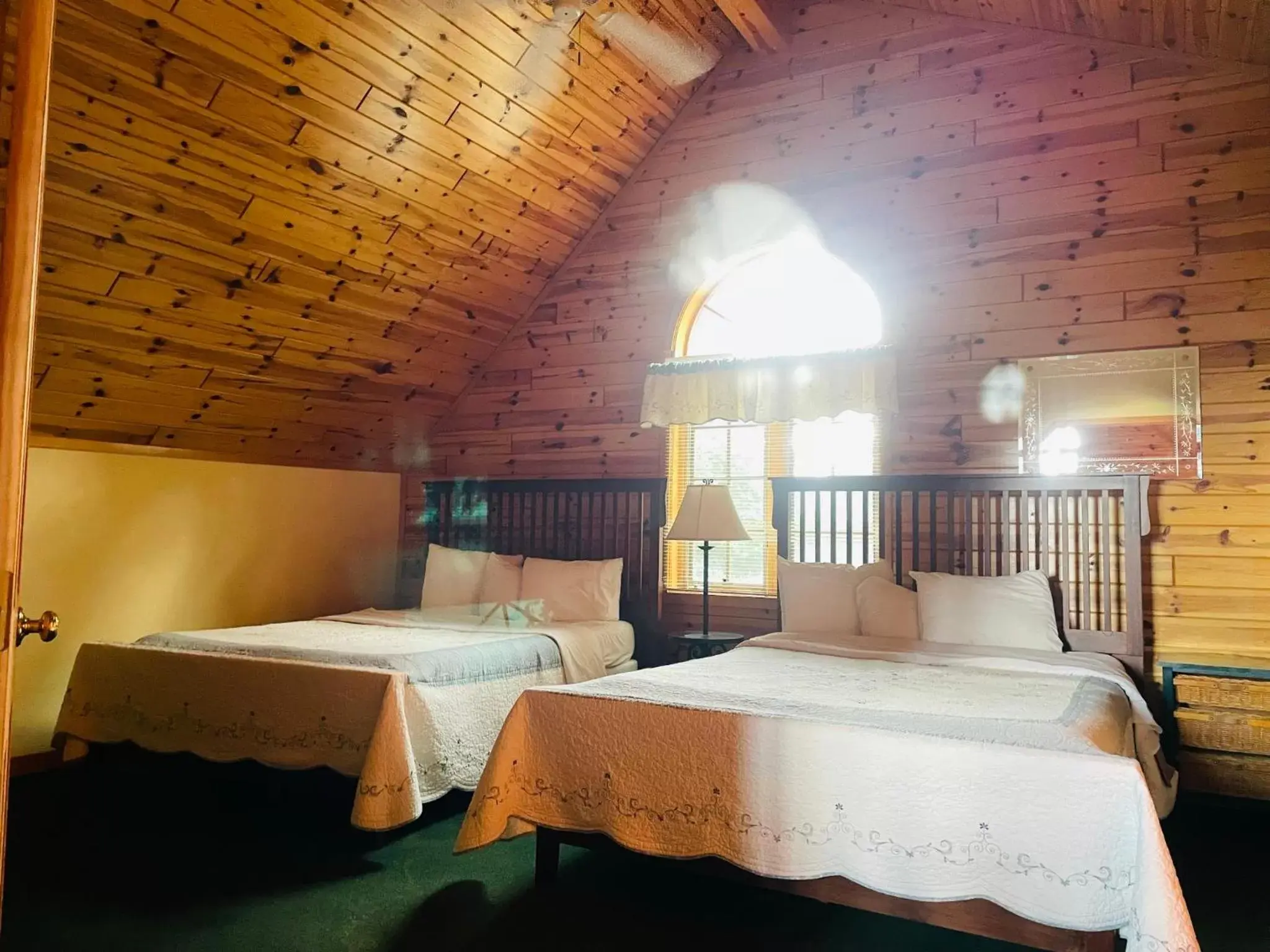 Bedroom, Bed in Drummond Island Resort & Conference Center