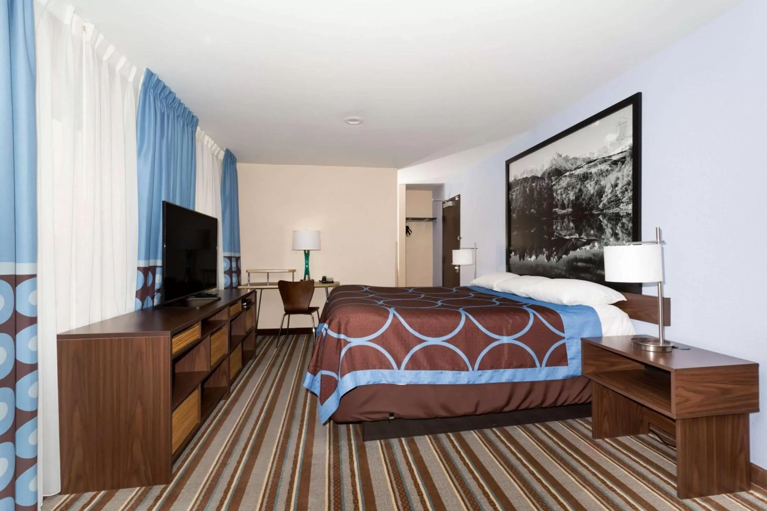 Photo of the whole room, Bed in Super 8 by Wyndham Longmont/Twin Peaks