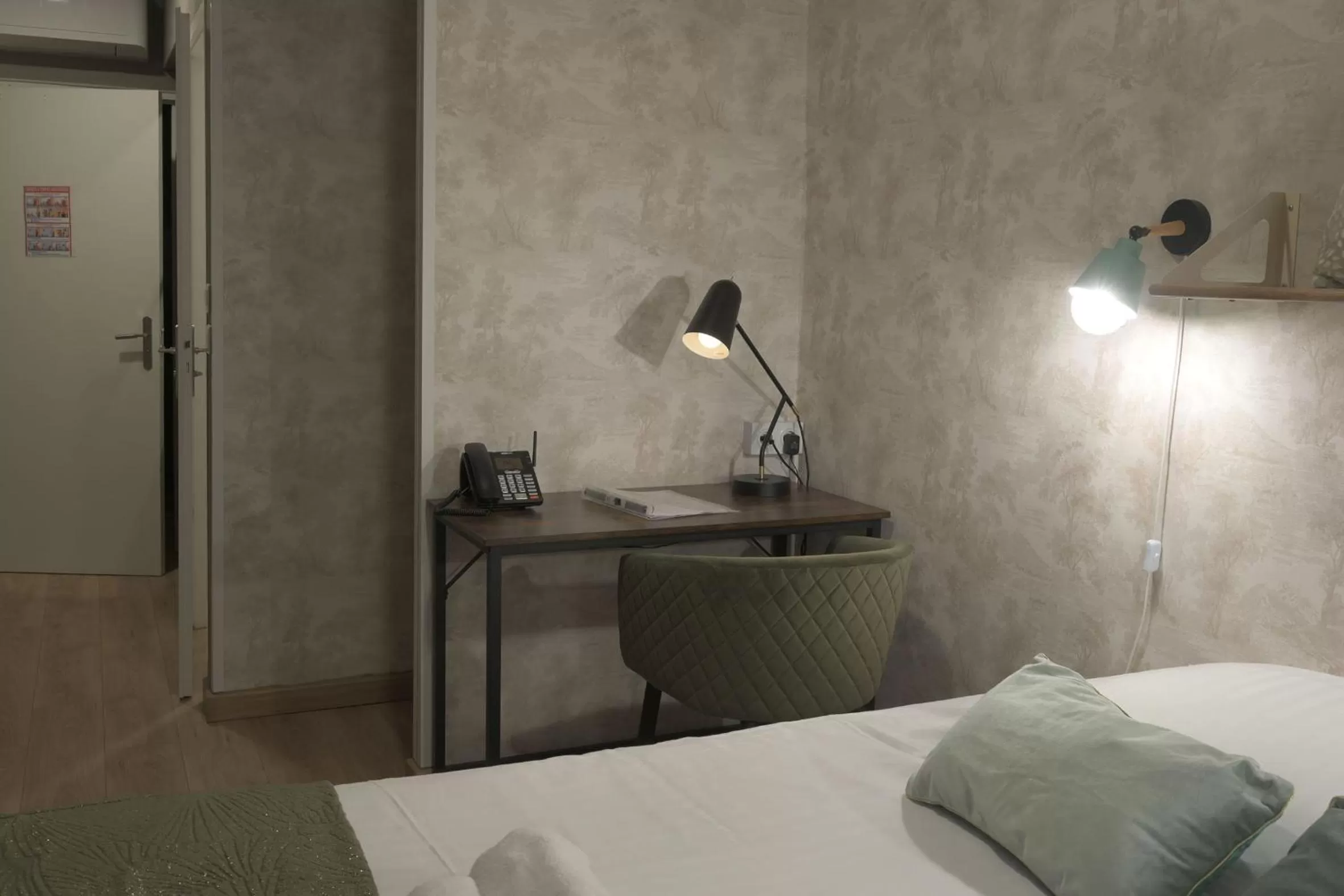 Seating area, Bed in Hotel De La Croisée