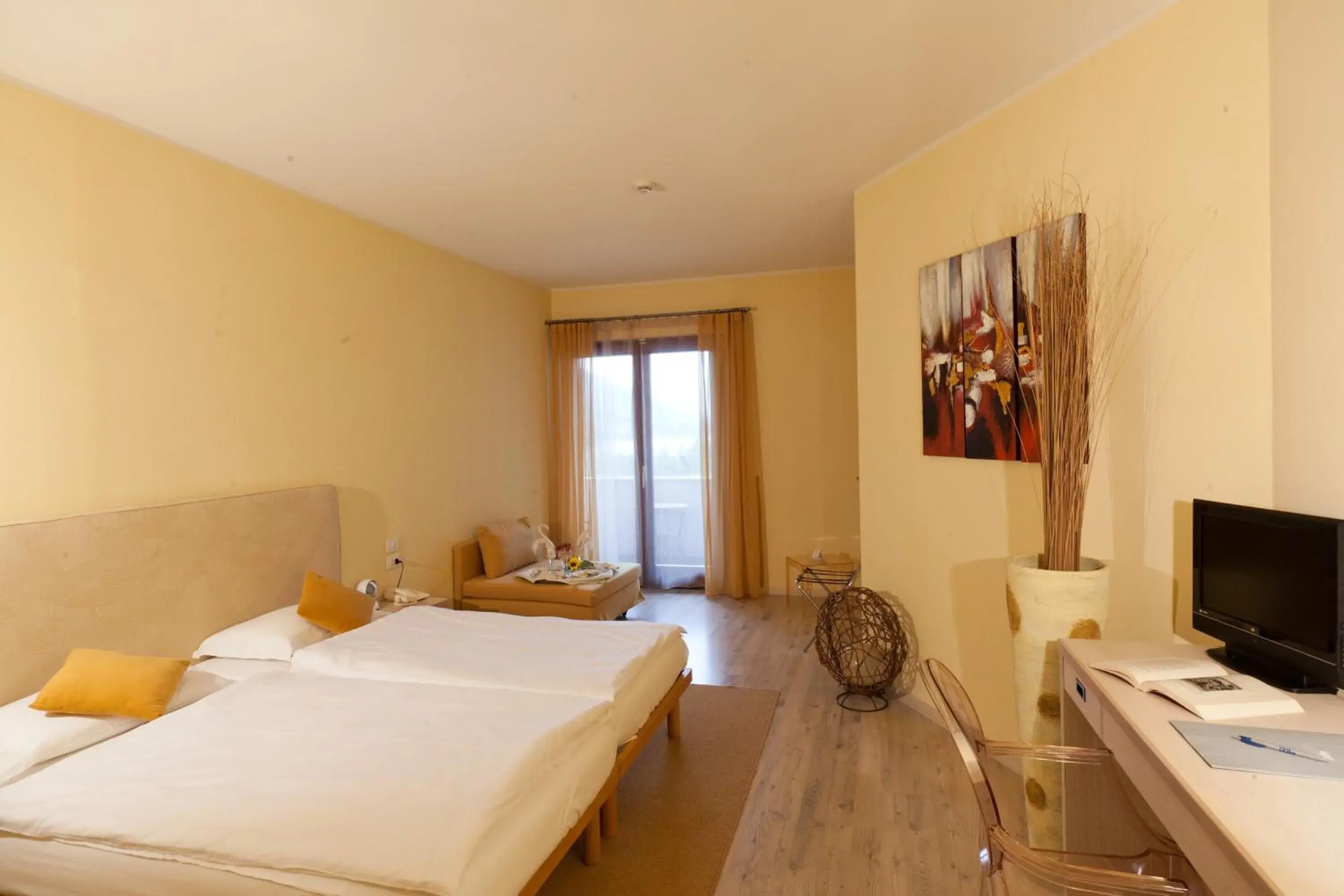 Bed, TV/Entertainment Center in Club Hotel Olivi - Tennis Center