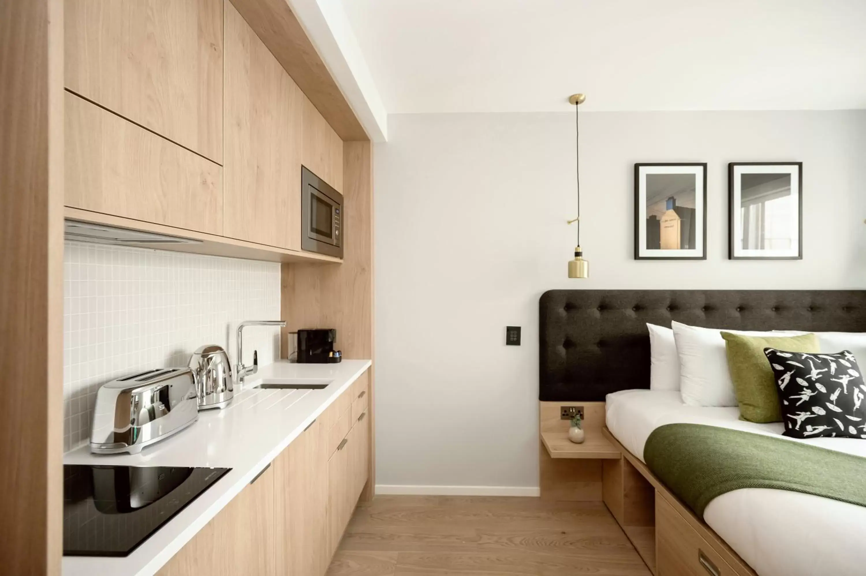 Bed, Kitchen/Kitchenette in Wilde Aparthotels Manchester St. Peters Square