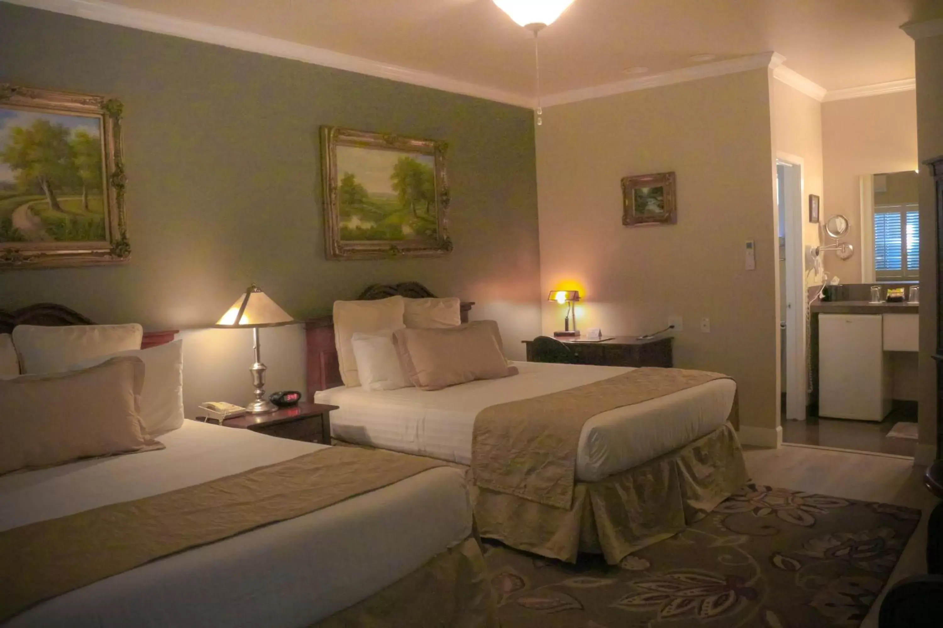 Photo of the whole room, Bed in Grass Valley Courtyard Suites