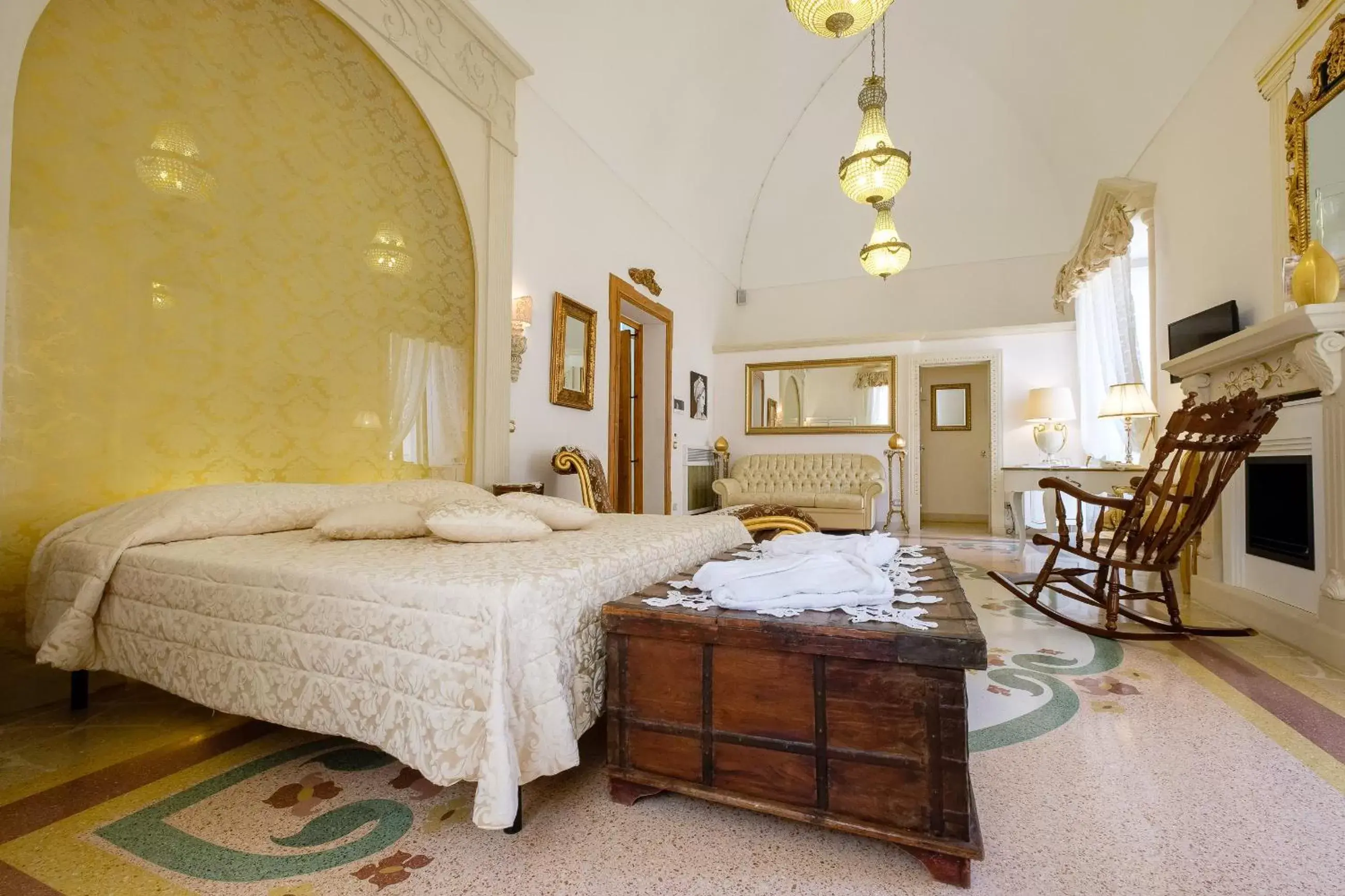 Photo of the whole room, Bed in Palazzo Gallo Resort