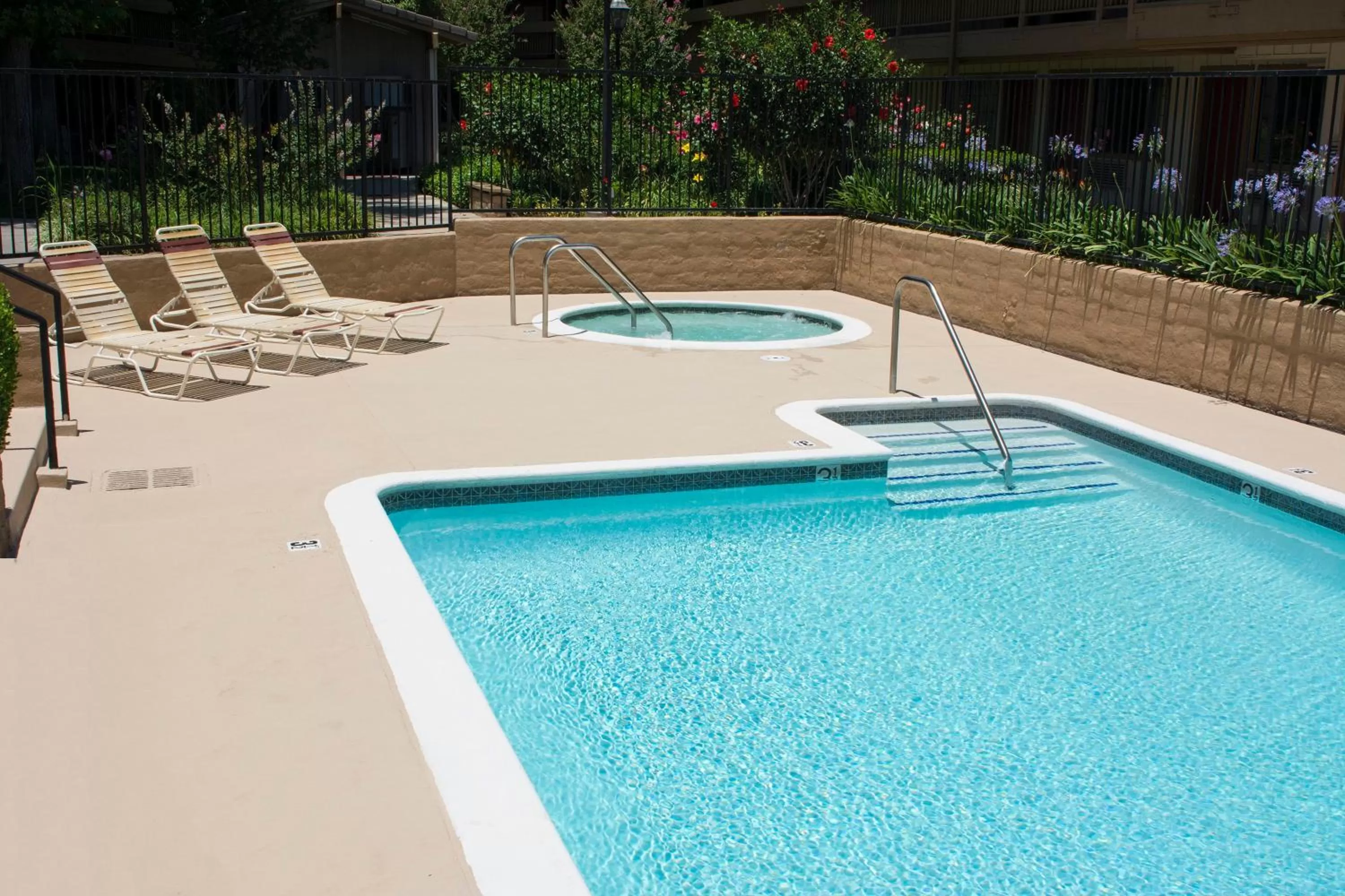 Swimming pool in Red Roof Inn San Dimas - Fairplex