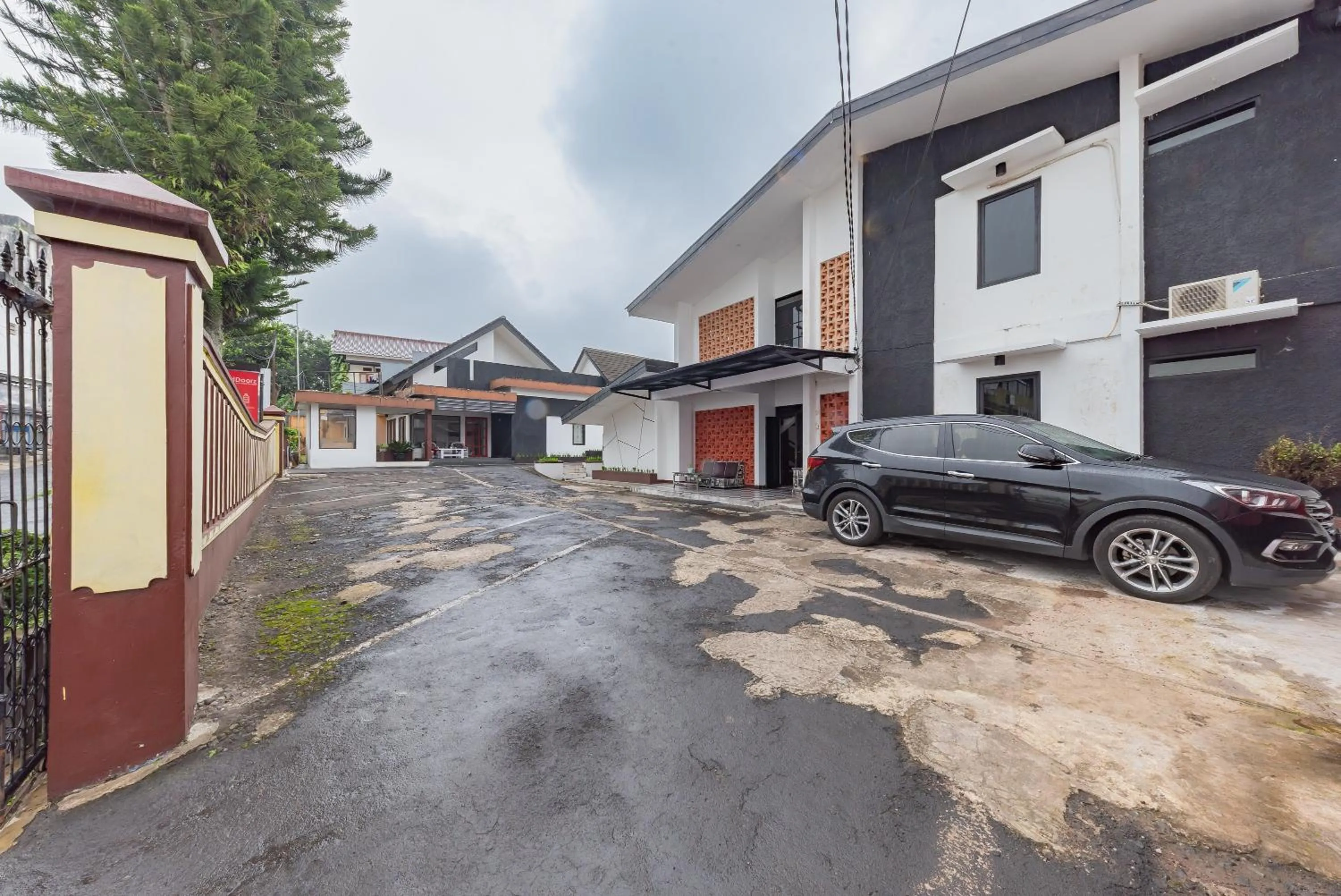 Property building in RedDoorz near Taman Kota Lapang Merdeka Sukabumi