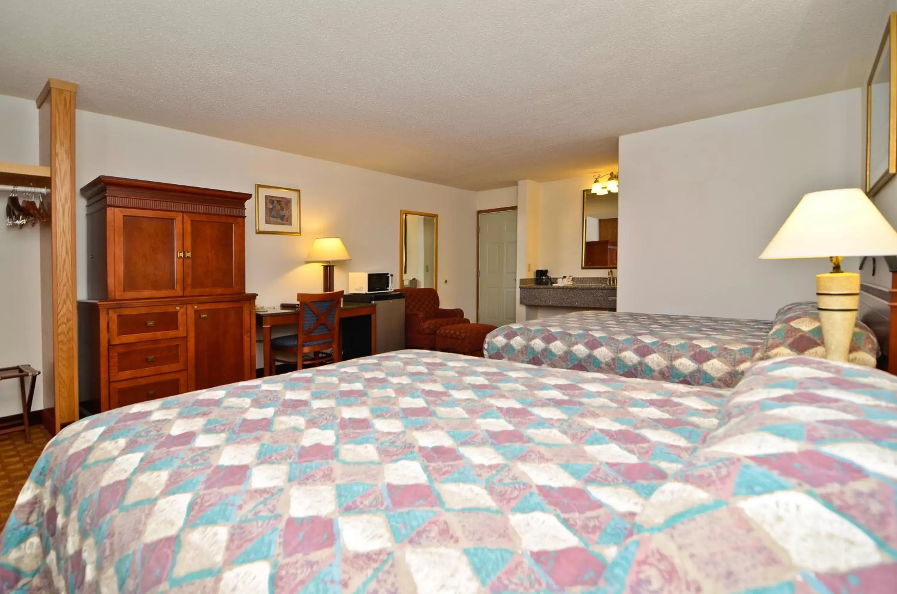 Queen Room with Two Queen Beds - Non-Smoking in Econo Lodge Inn & Suites Madras