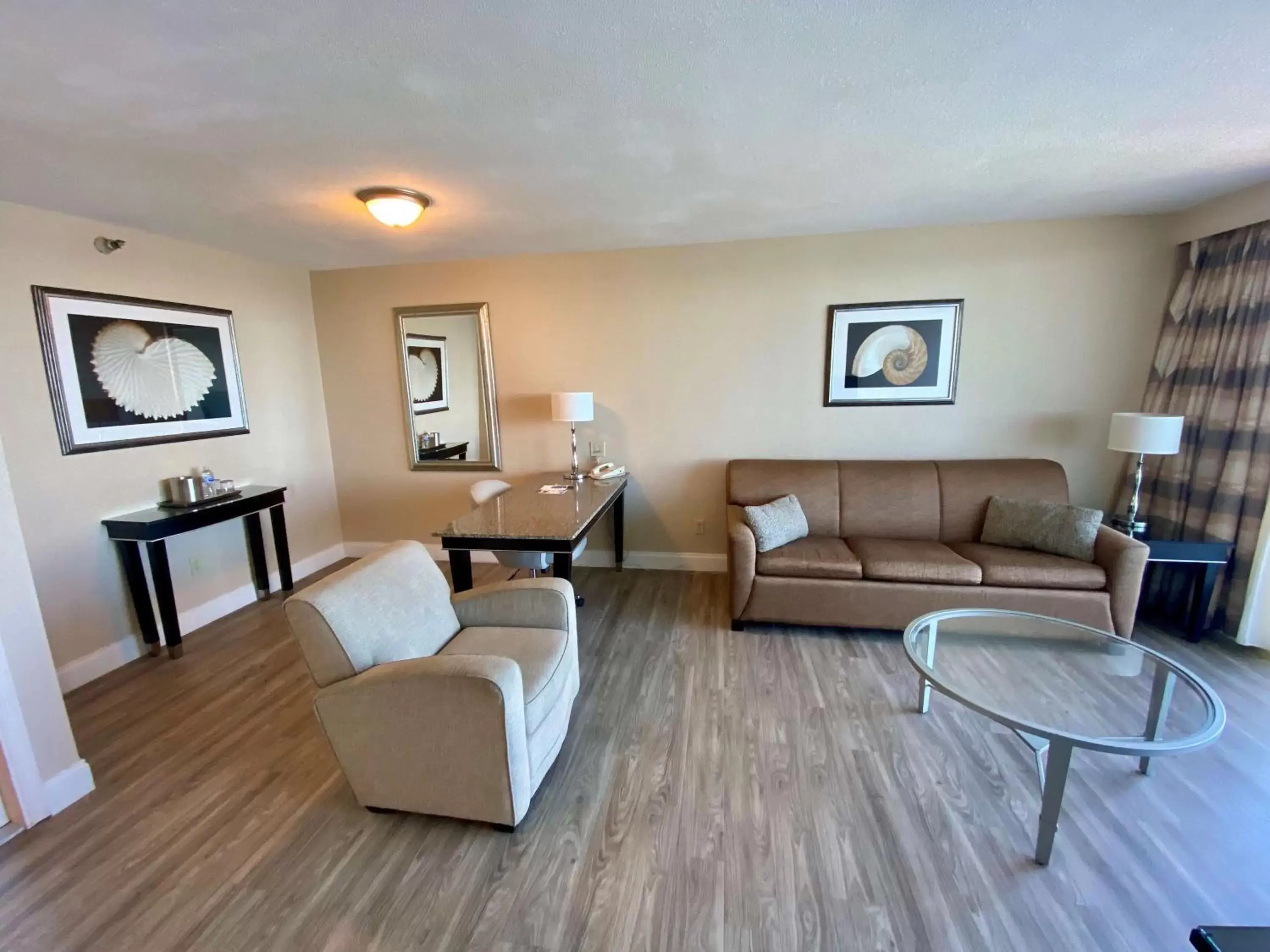 Living room, Seating Area in Radisson Suite Hotel Oceanfront